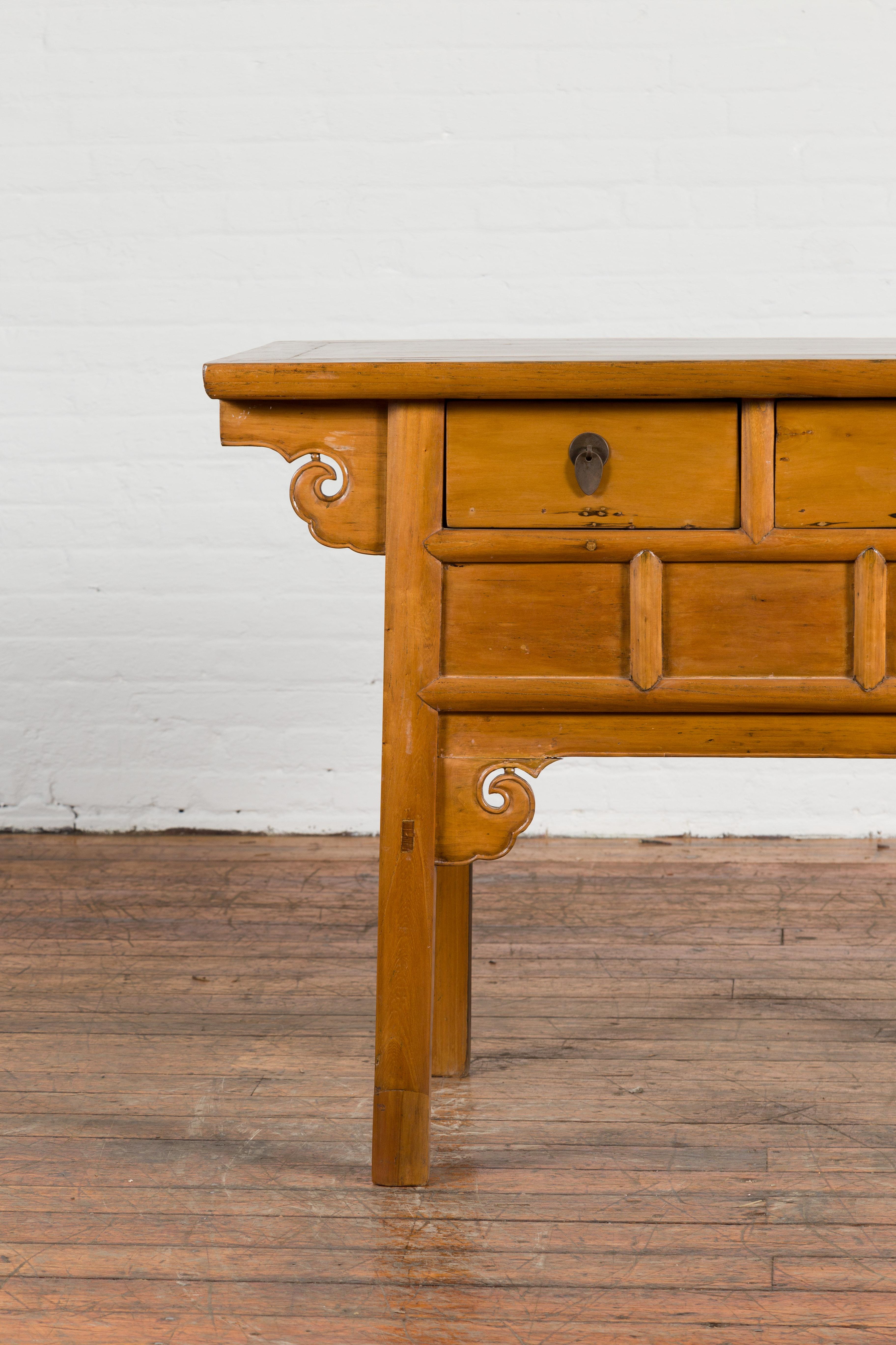 Chinese 19th Century Qing Dynasty Elm Table with Carved Spandrels and Drawers For Sale 2