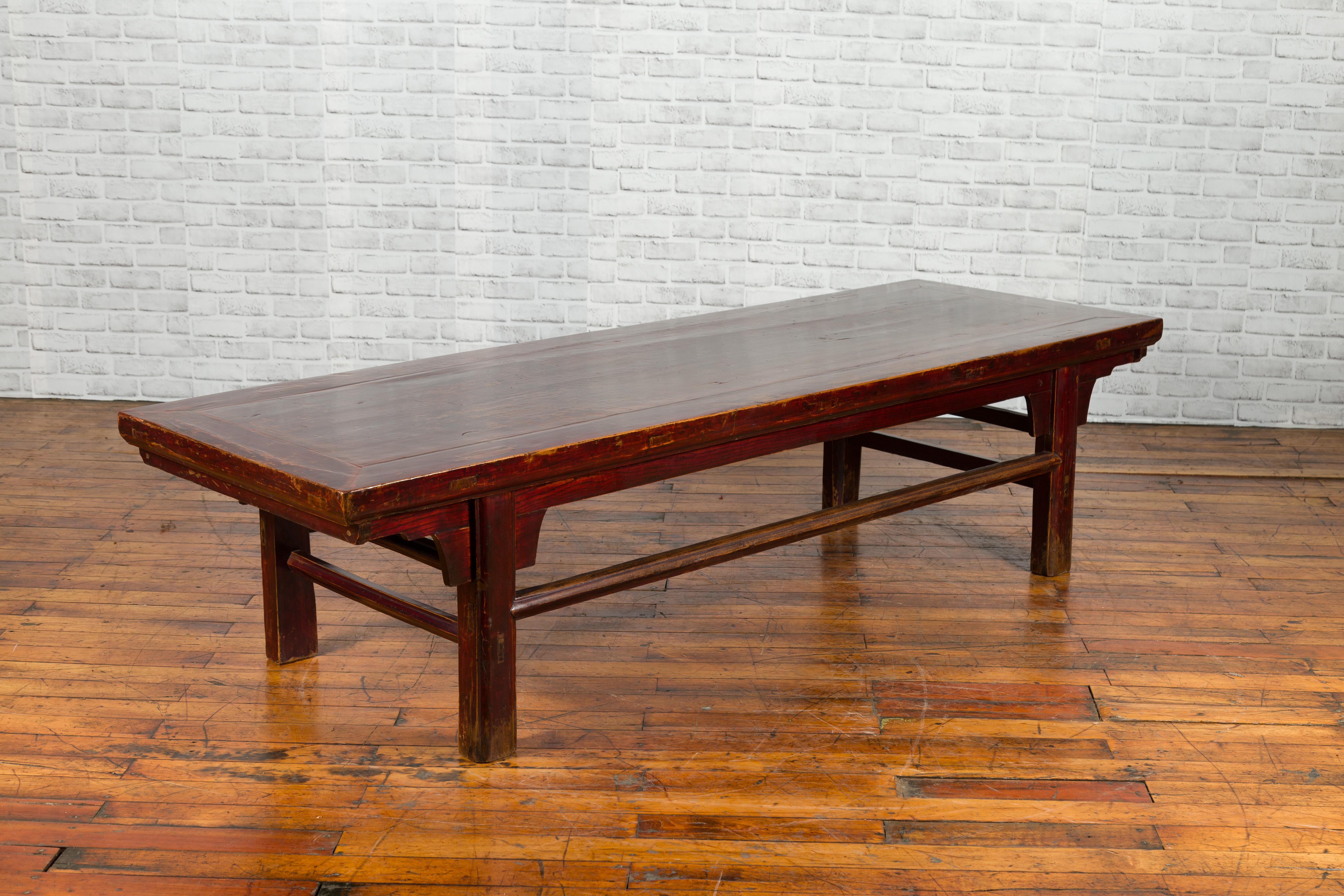 XIXe siècle Table basse laquée d'époque Dynastie Qing du 19ème siècle avec patine vieillie en vente