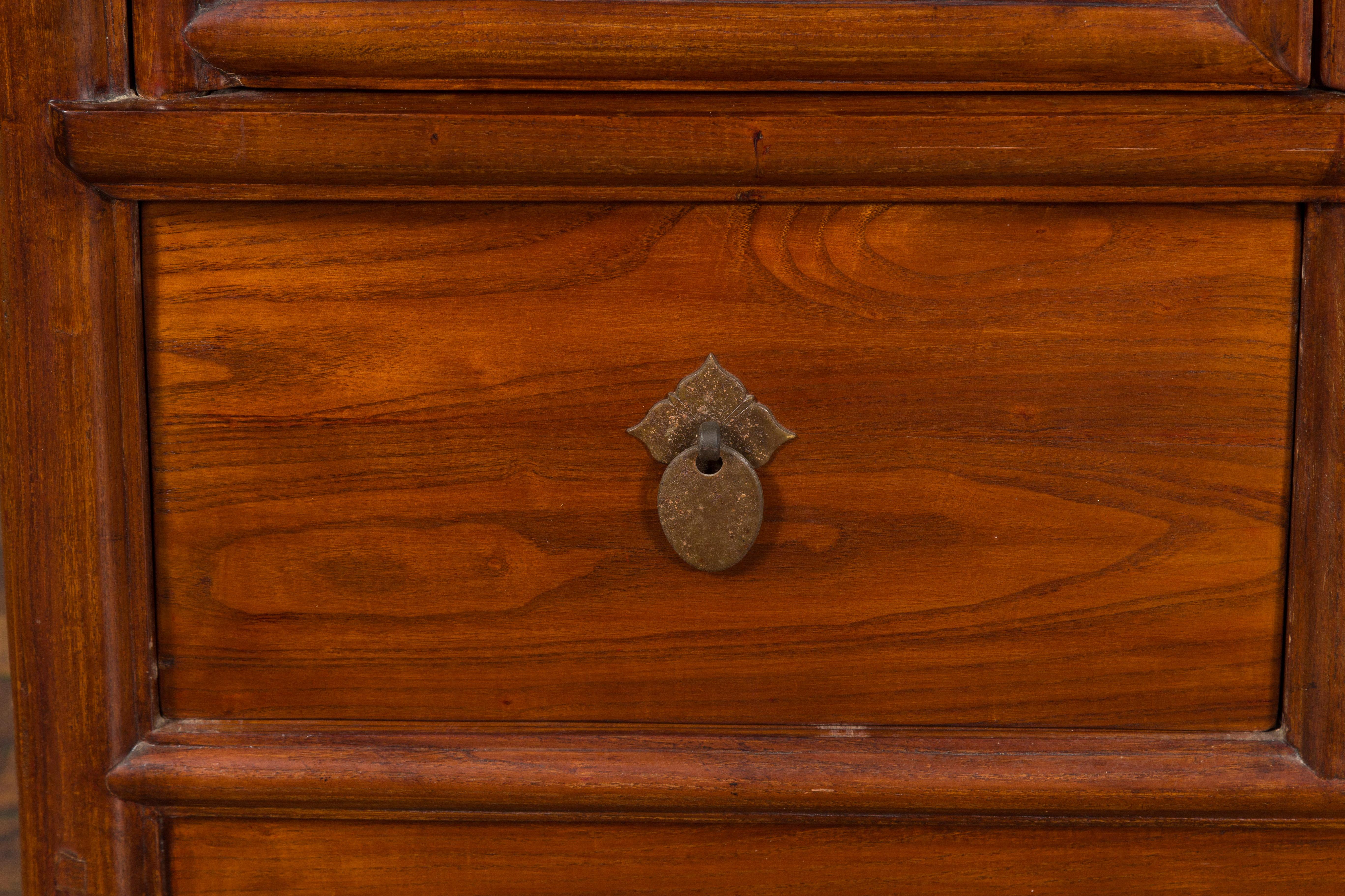 Armoire chinoise du 19ème siècle en bois d'orme de la période de la dynastie Qing avec portes et tiroirs en vente 4