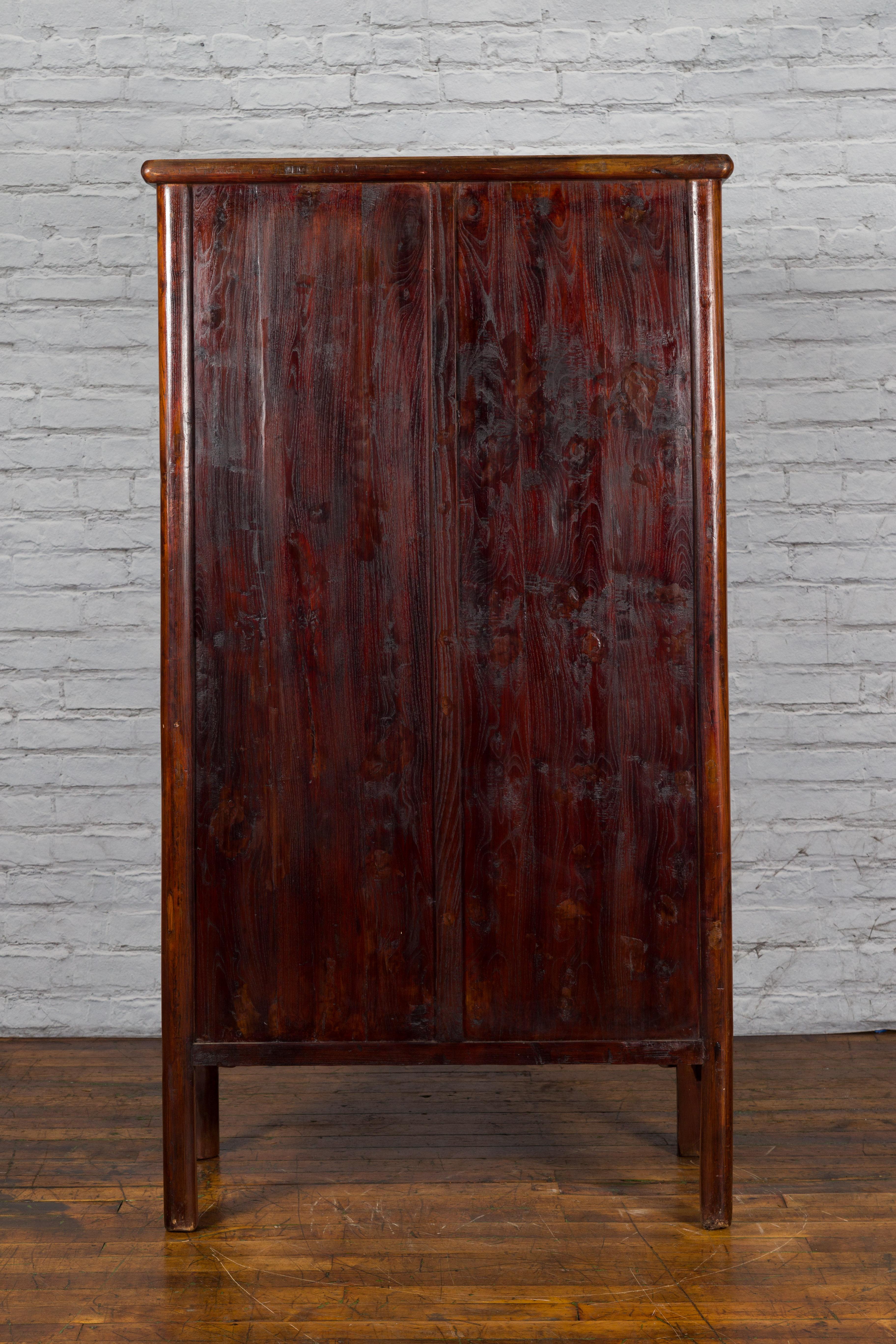 Armoire chinoise du 19ème siècle en bois d'orme de la période de la dynastie Qing avec portes et tiroirs en vente 6