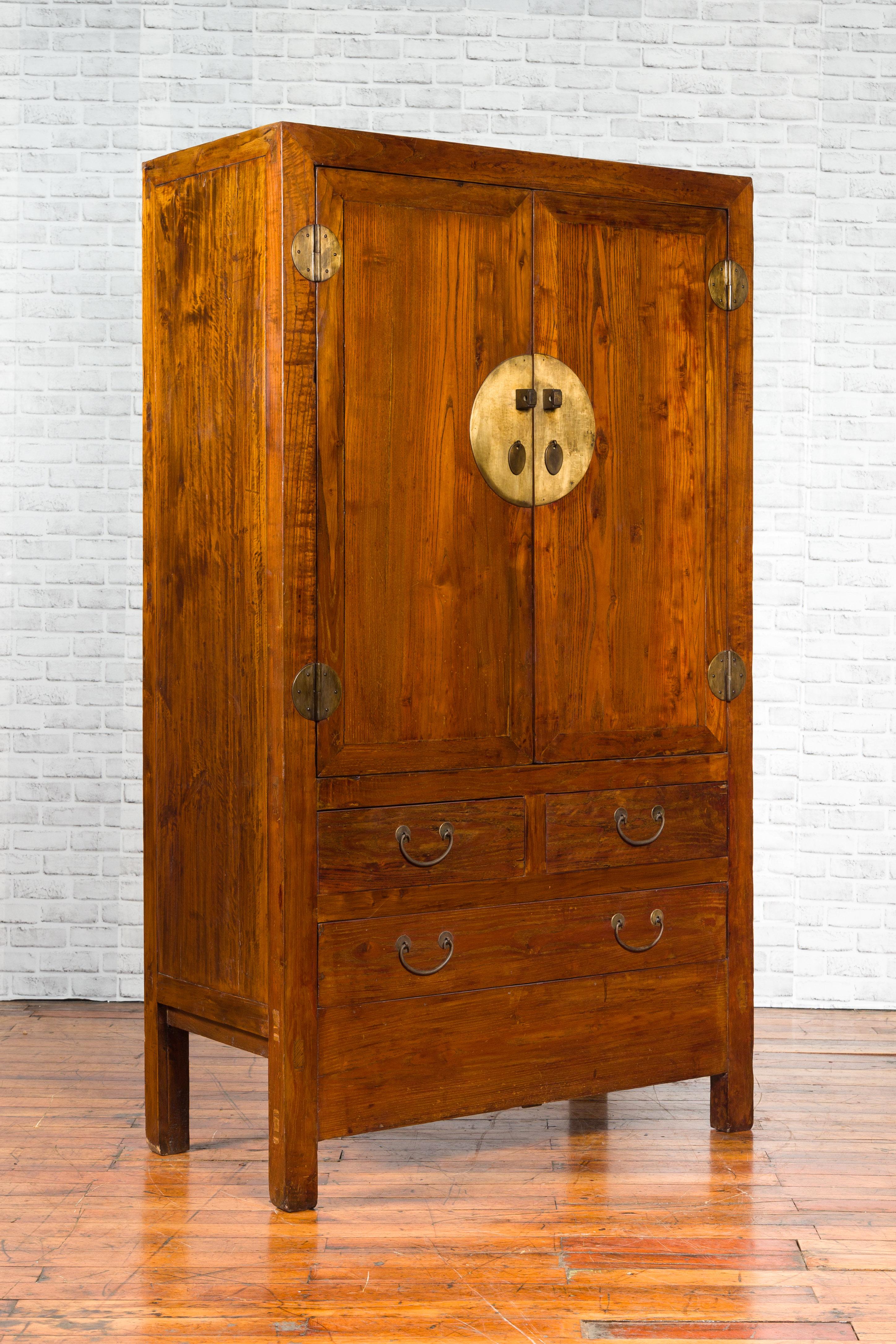 Cinese Armadietto in legno di olmo con medaglione in ottone e tre cassetti per un'archiviazione versatile in vendita