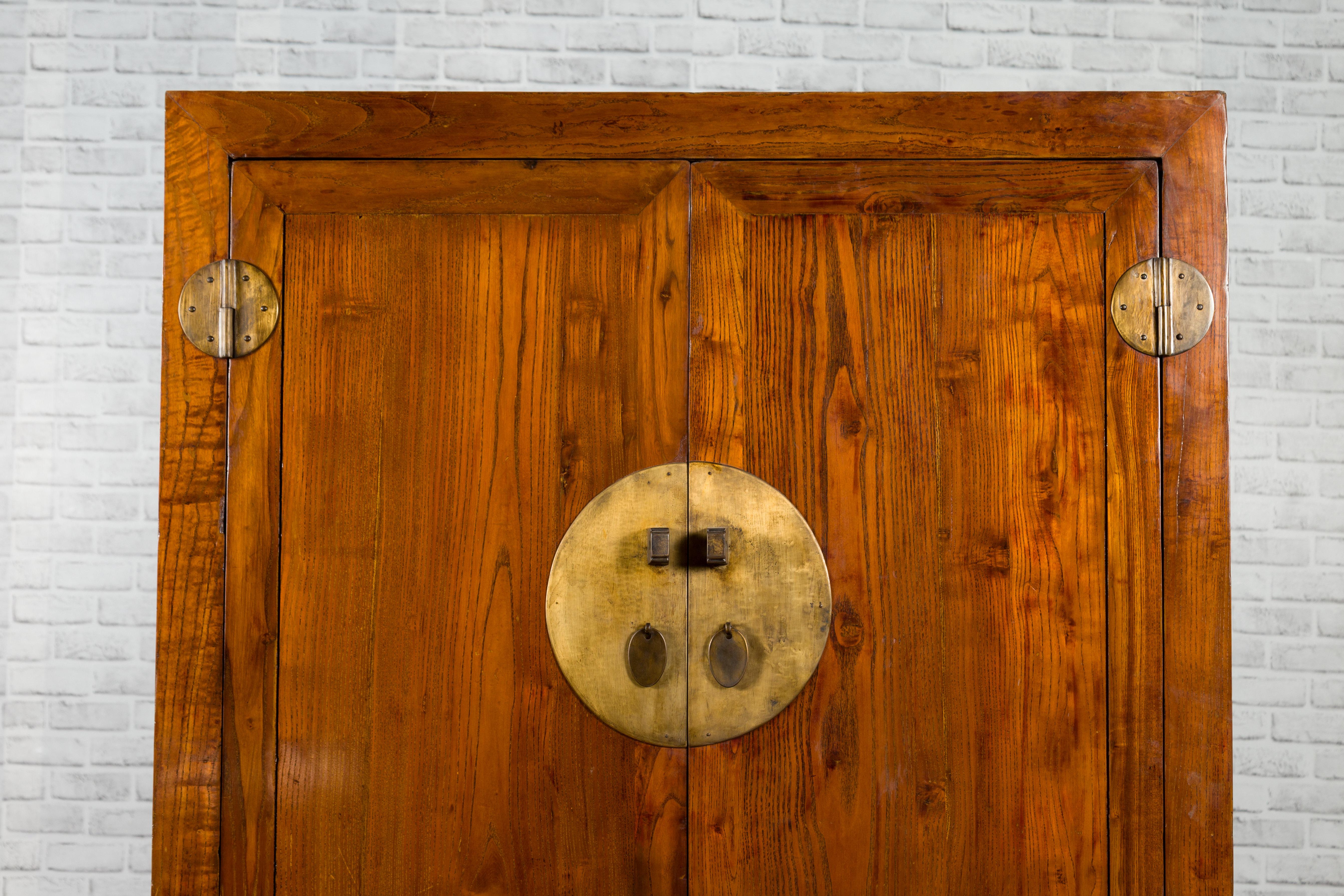 Laiton Armoire chinoise du 19ème siècle en bois d'orme de la période de la dynastie Qing avec portes et tiroirs en vente