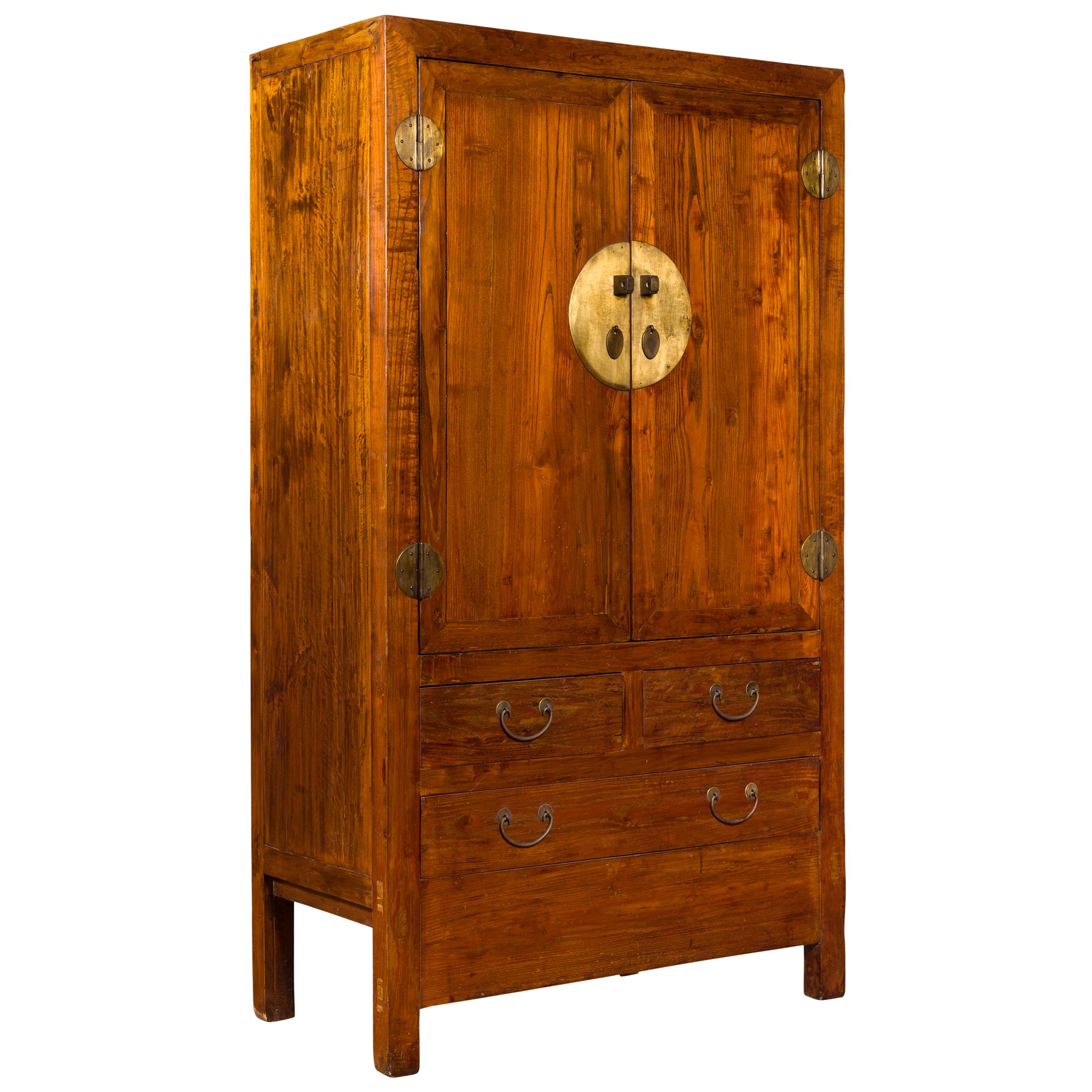 Armoire chinoise du 19ème siècle en bois d'orme de la période de la dynastie Qing avec portes et tiroirs en vente