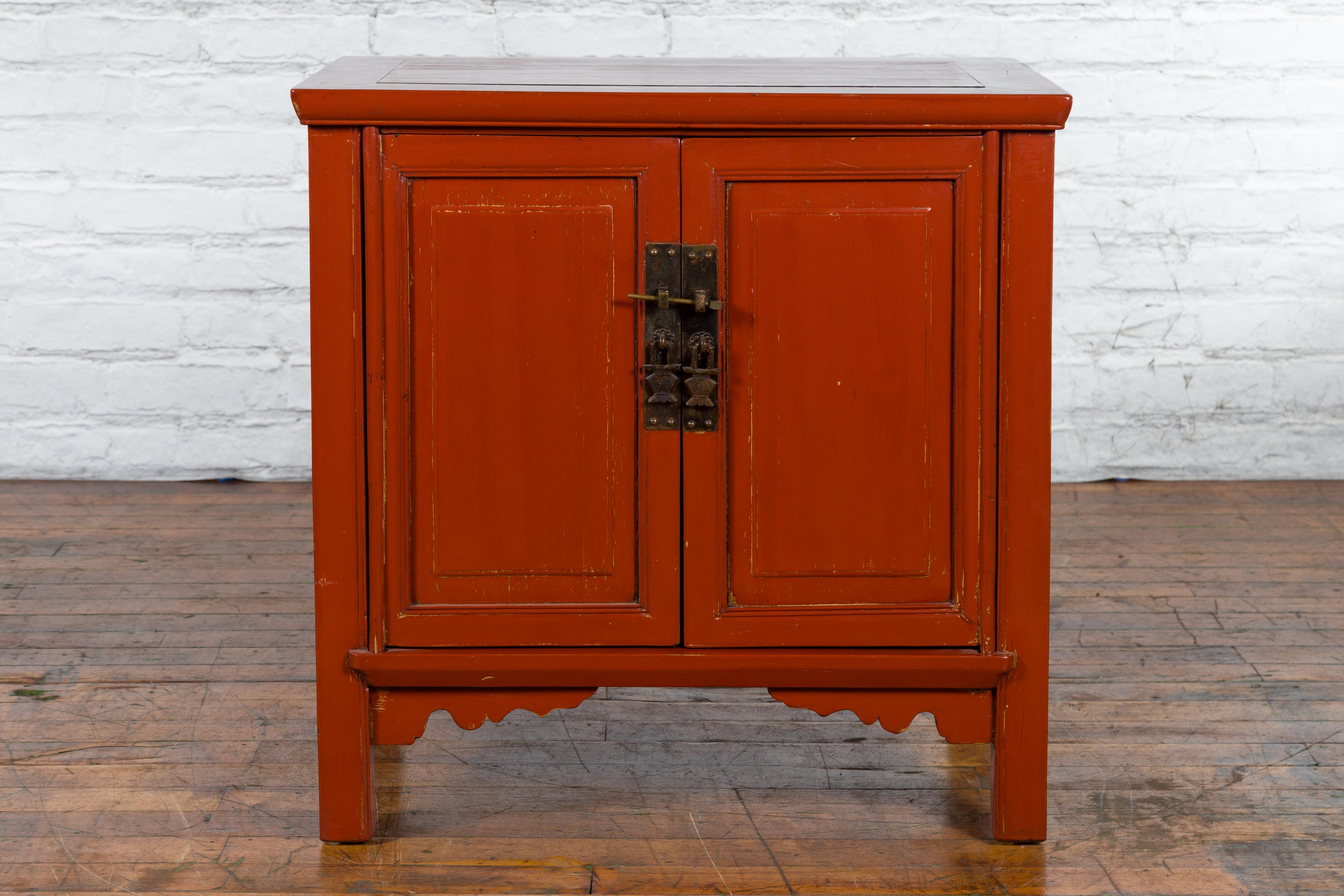 Chinese 19th Century Qing Dynasty Period Red Lacquered Side Cabinet In Good Condition For Sale In Yonkers, NY
