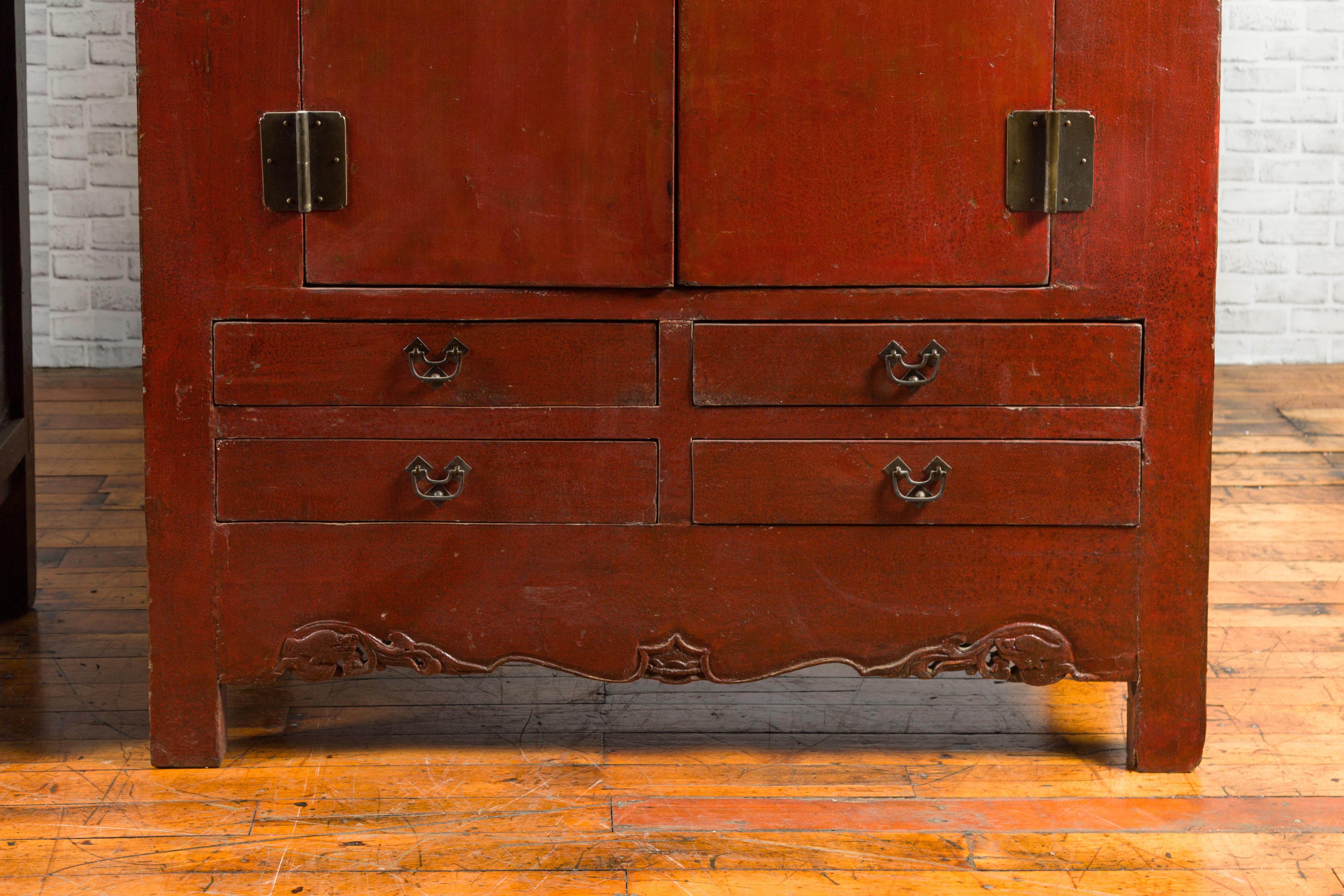 Chinois Meuble de rangement chinois du 19ème siècle en laque rouge de la dynastie Qing avec quincaillerie à médaillon en vente