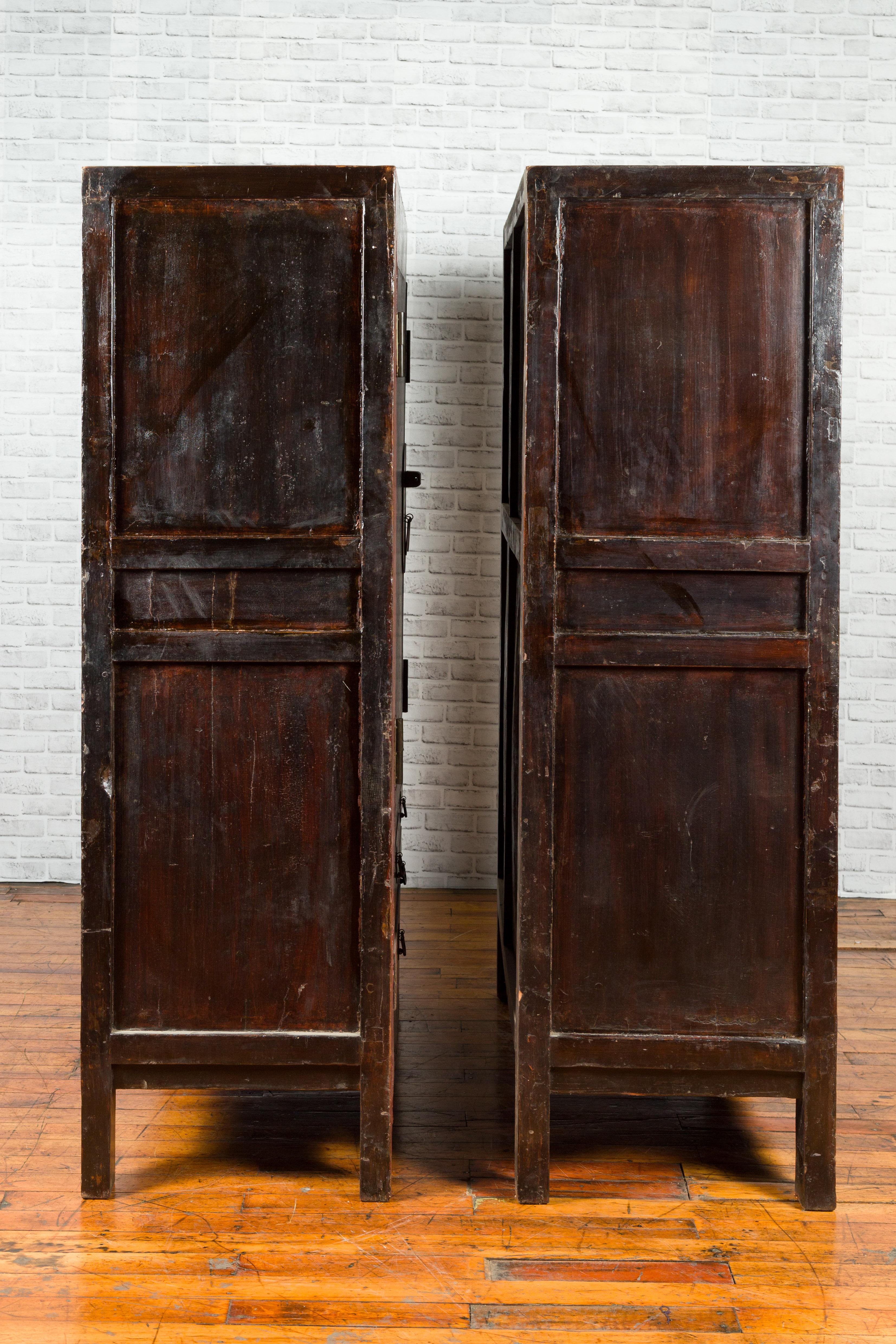 Sculpté Meuble de rangement chinois du 19ème siècle en laque rouge de la dynastie Qing avec quincaillerie à médaillon en vente
