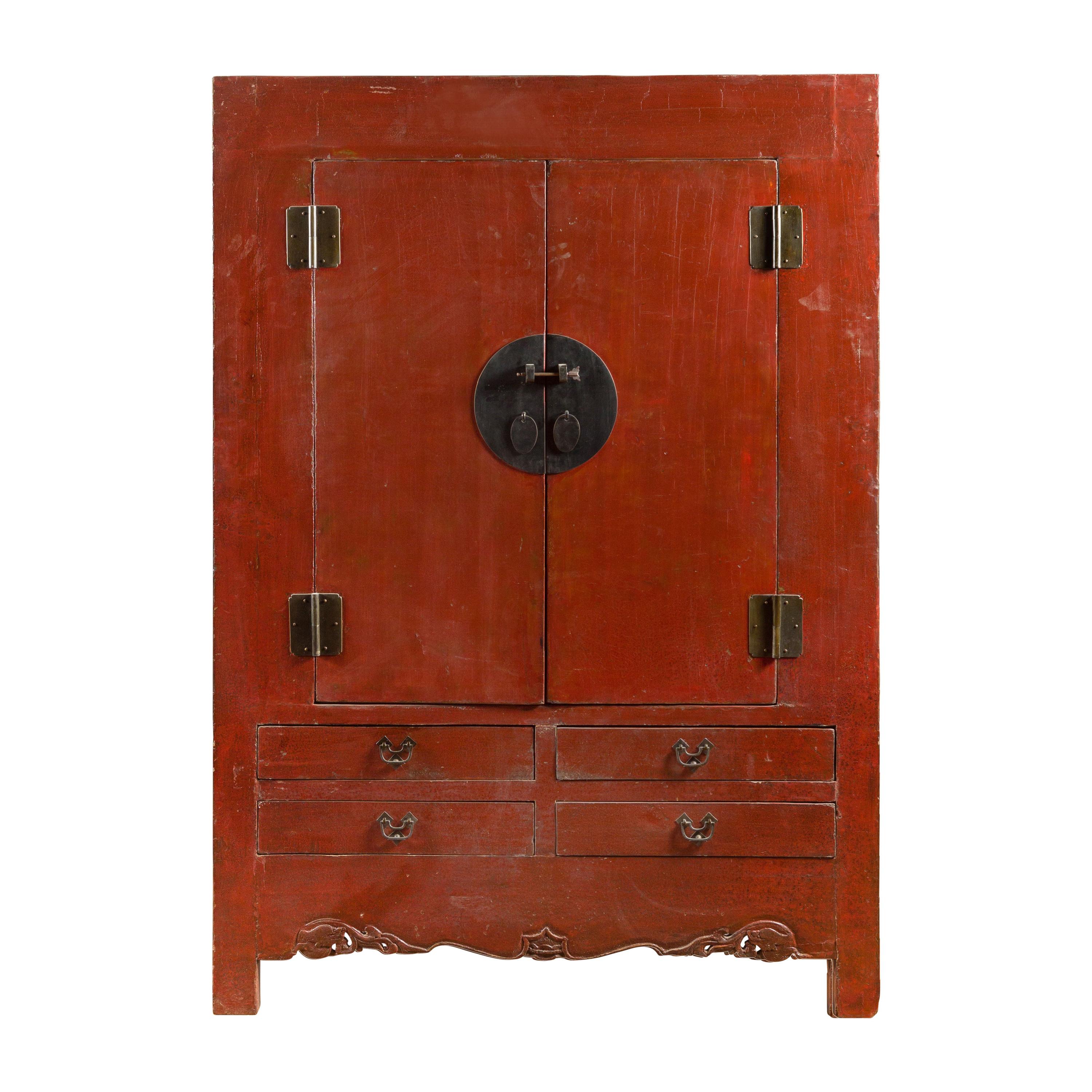 Chinesischer rot lackierter Schrank aus der Qing-Dynastie des 19. Jahrhunderts mit Medaillonbeschlägen