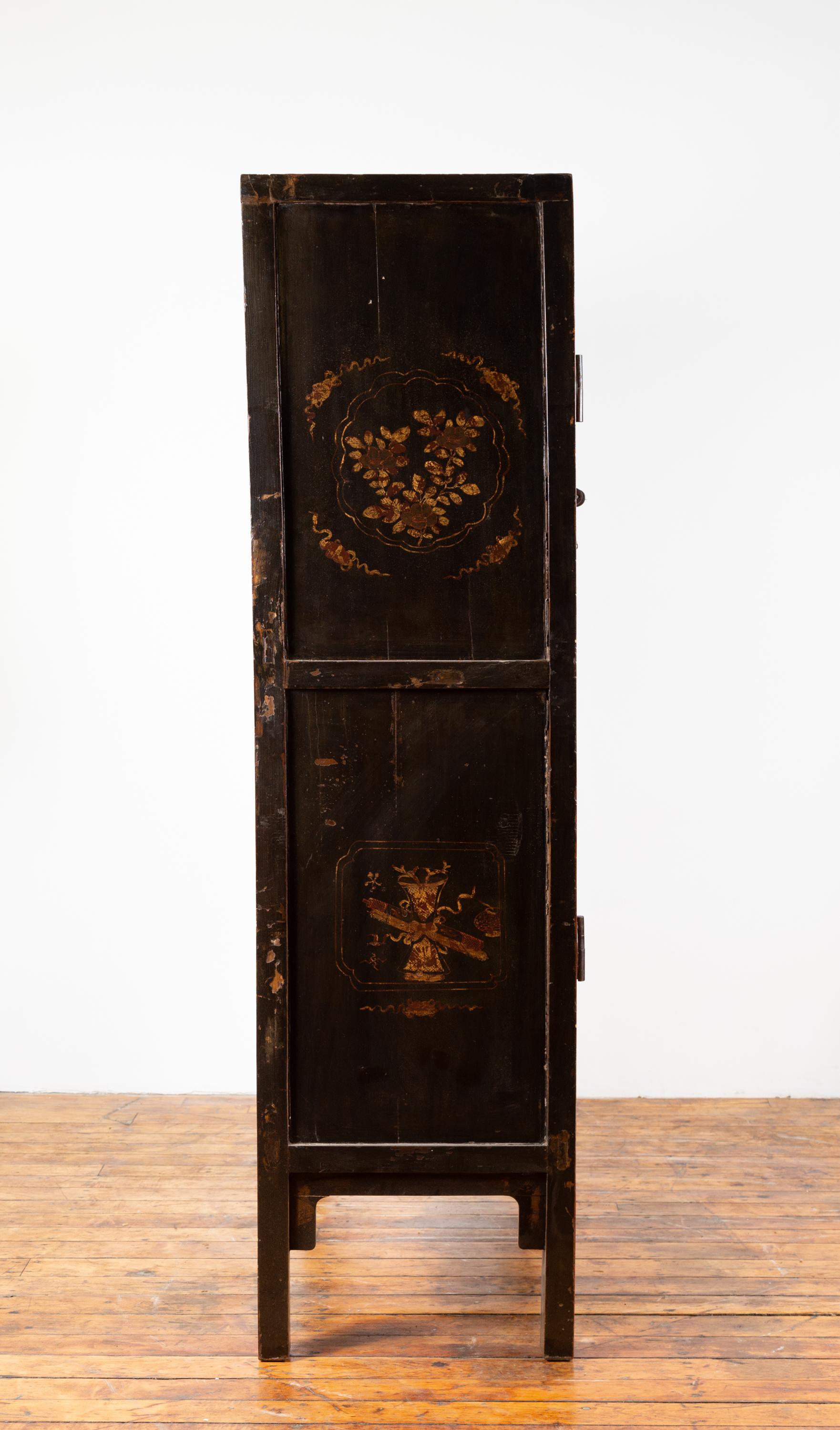 Chinese 19th Century Qing Dynasty Red Lacquered Cabinet with Chinoiserie Décor 13