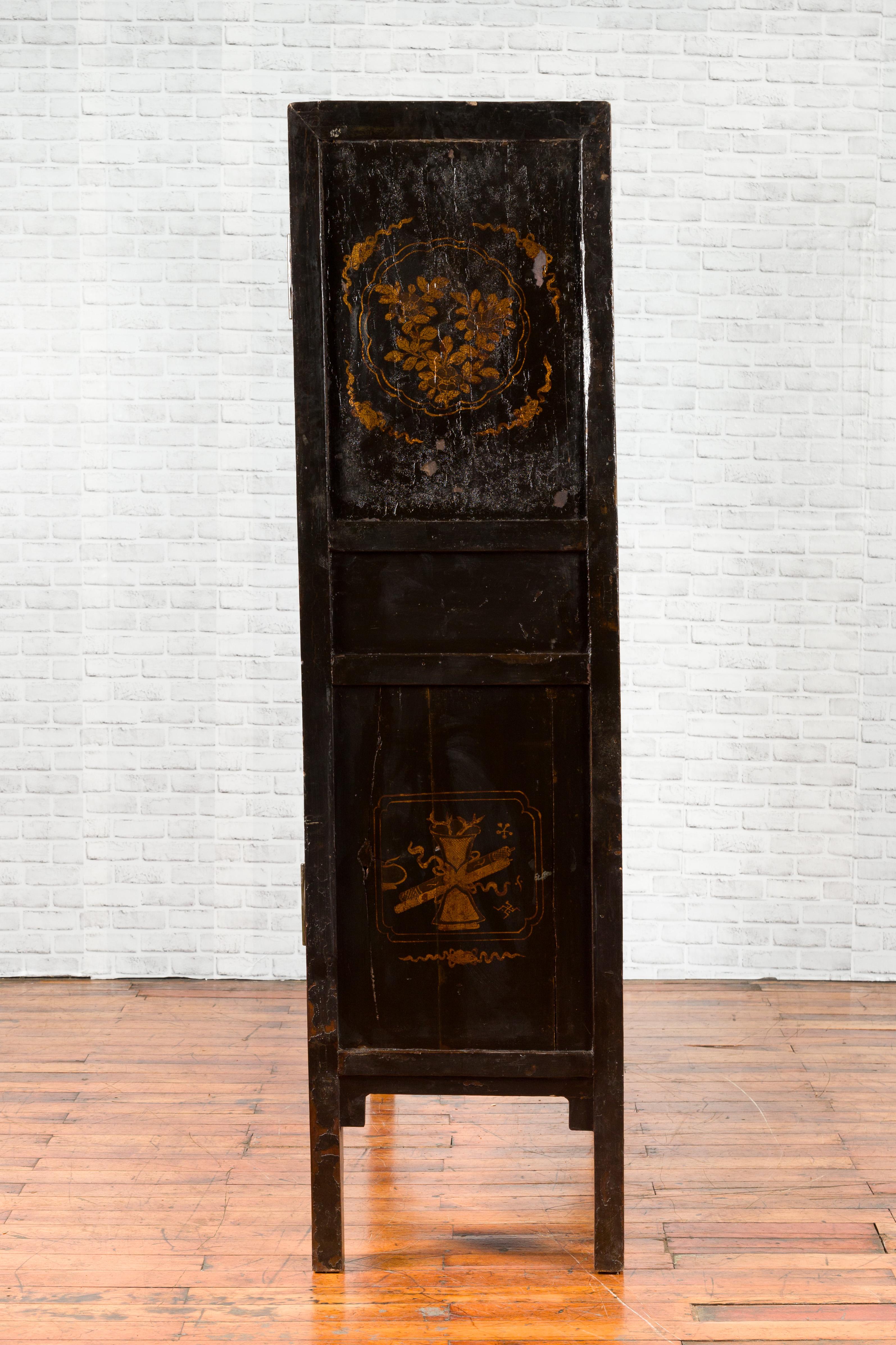 Chinese 19th Century Qing Dynasty Red Lacquered Cabinet with Chinoiserie Motifs 12