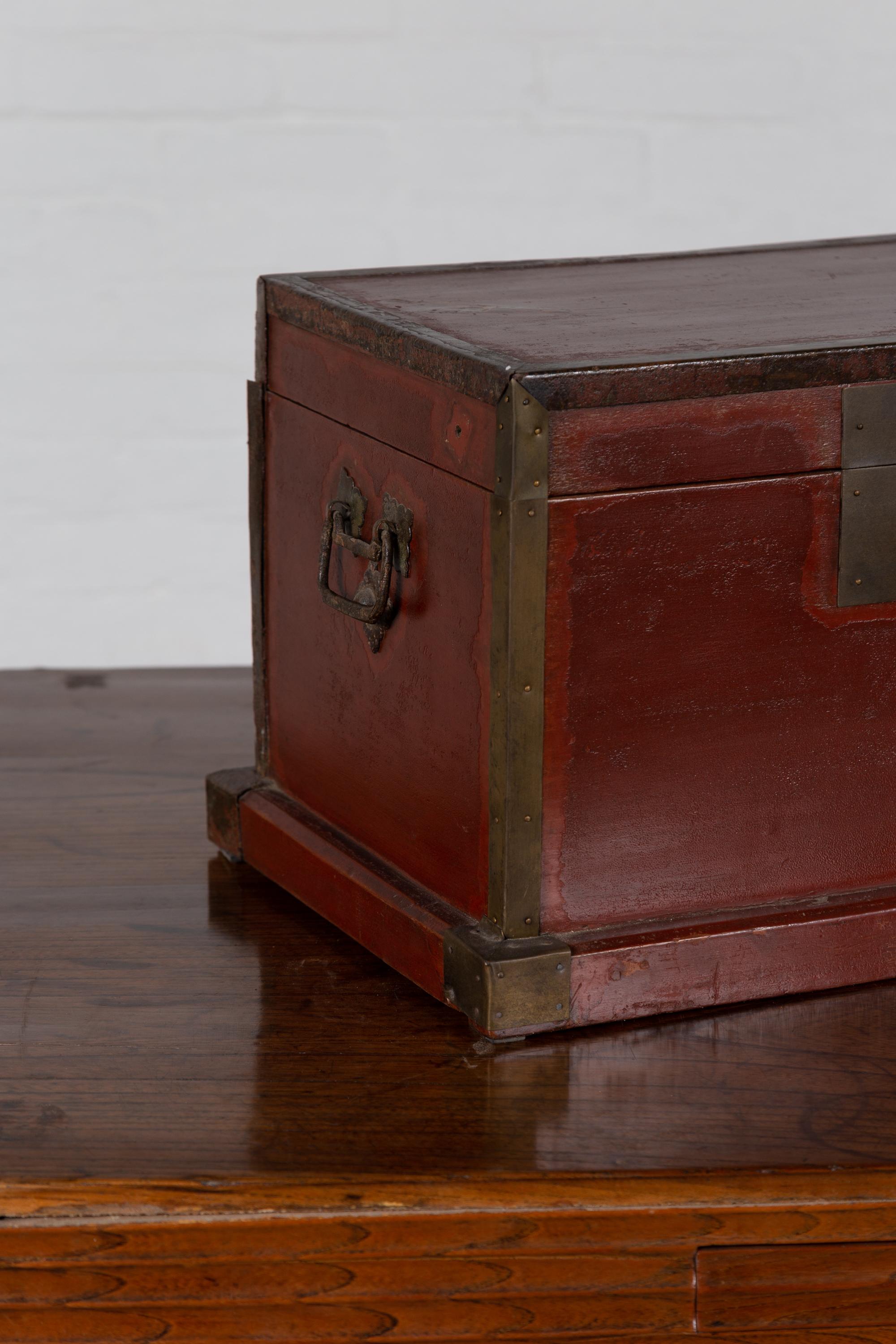 Chinesische Treasure Chest Box aus dem 19. Jahrhundert, rot lackiert, mit Messingbeschlägen im Angebot 1