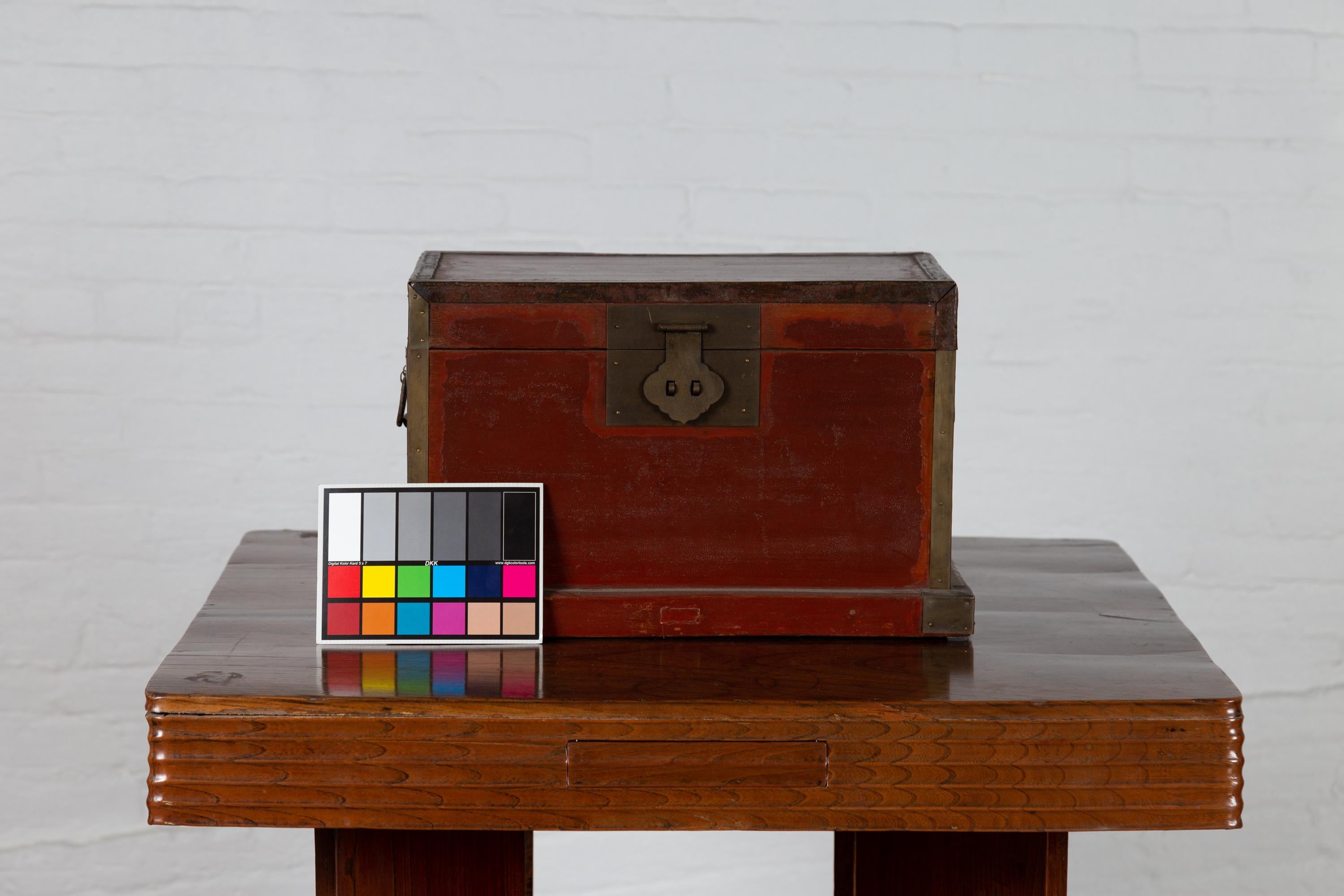 Chinesische Treasure Chest Box aus dem 19. Jahrhundert, rot lackiert, mit Messingbeschlägen im Angebot 4