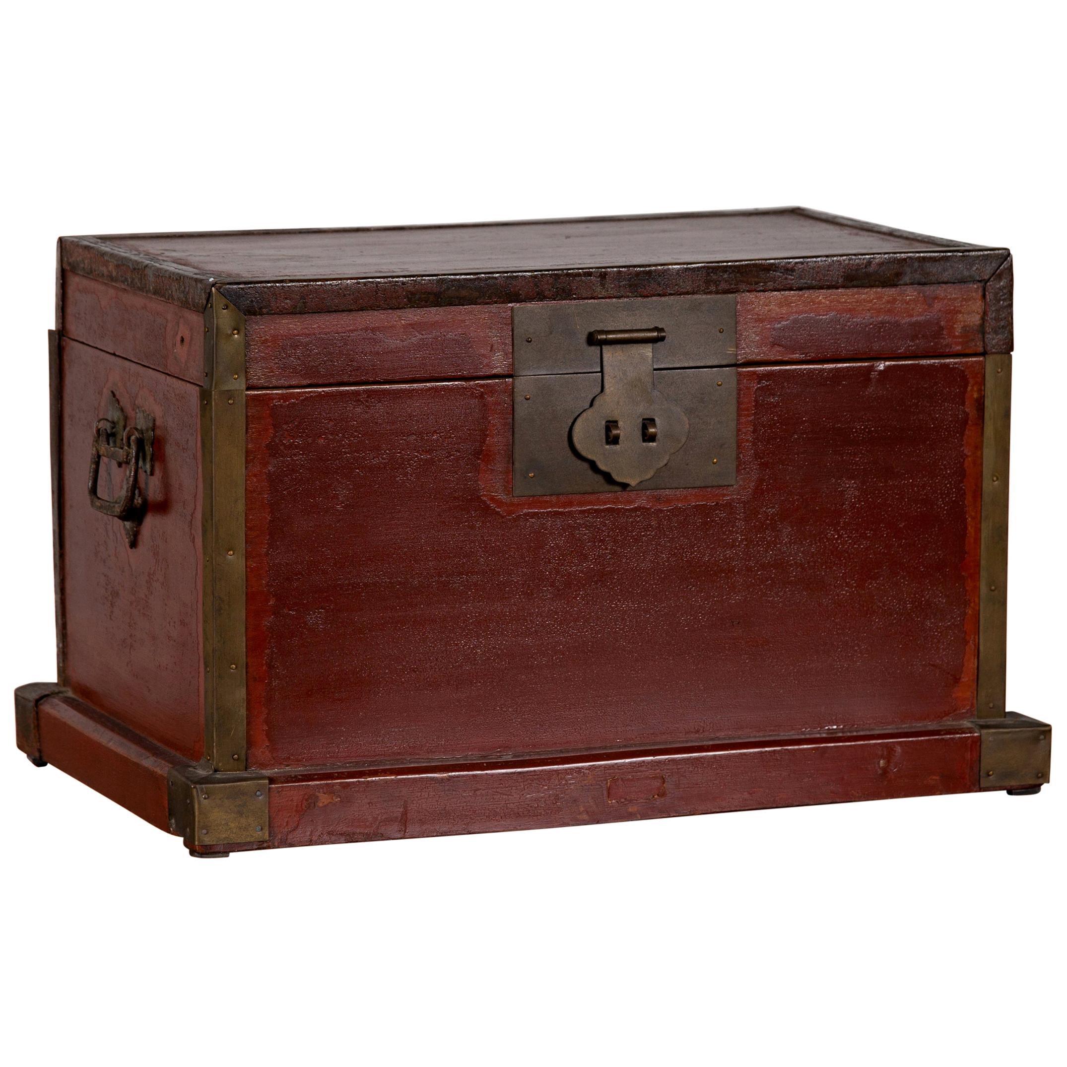 Chinesische Treasure Chest Box aus dem 19. Jahrhundert, rot lackiert, mit Messingbeschlägen im Angebot