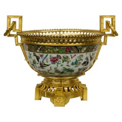 Bol central chinois du 19ème siècle avec médaillon en forme de rose sur base en bronze doré, clé grecque