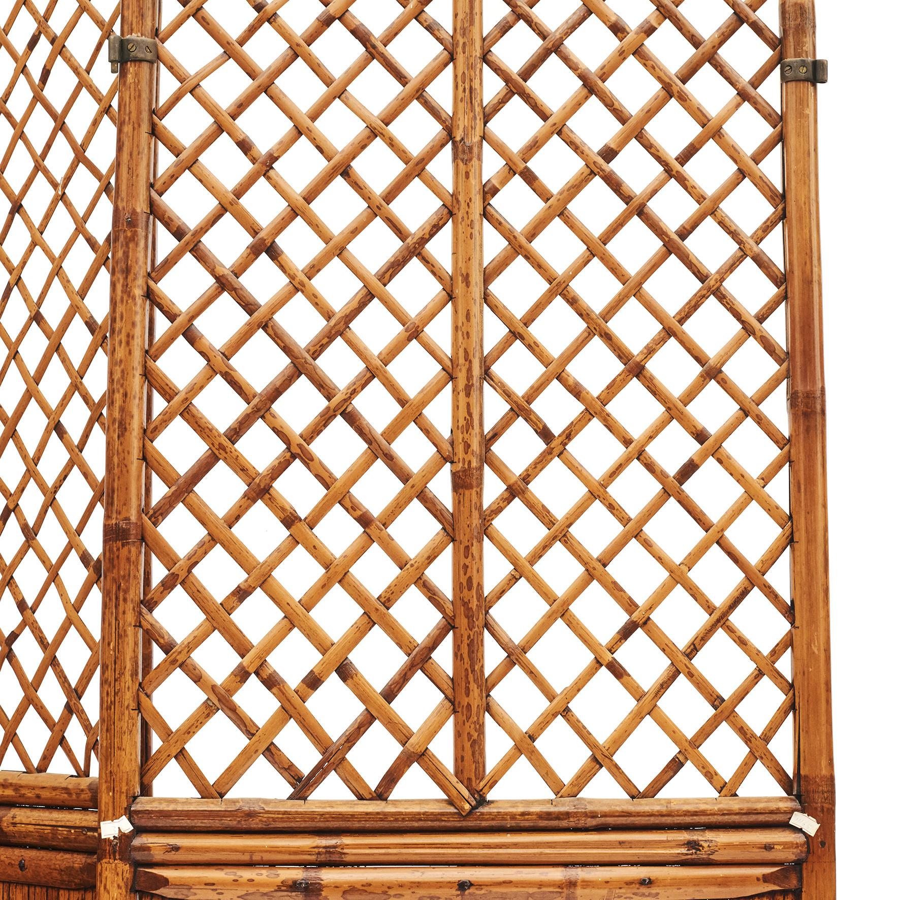 Chinese three-panel lattice screen or room divider (each 245 x 55 x 4 cm.)
Made in bamboo
Original condition with a beautiful naturally aged patina, highlighted by a clear lacquer finish.
China, approx. 1820-1840.