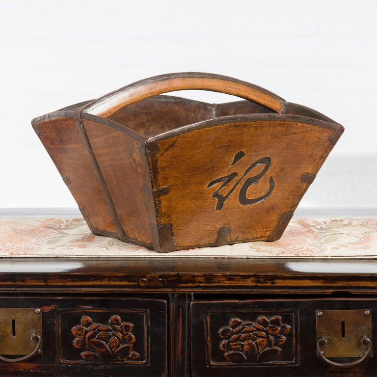 Chinese 19th Century Wooden Carrying Basket with Black Calligraphy and Handle For Sale 1