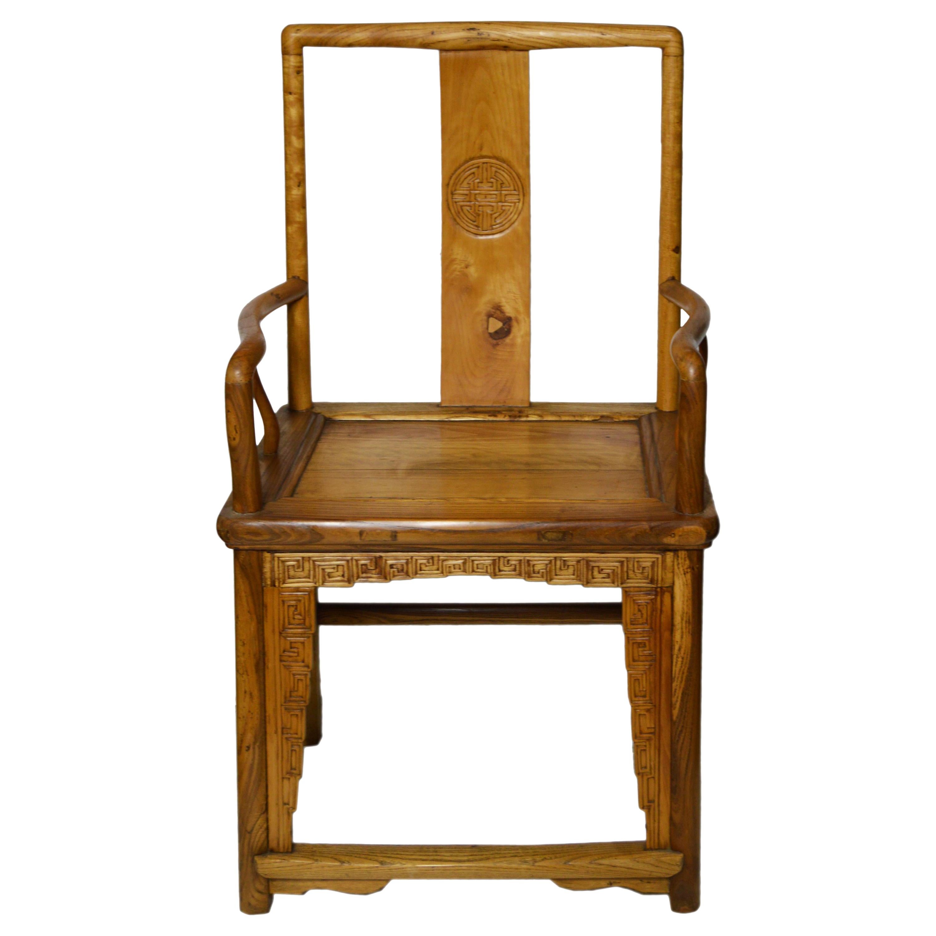 Chaise chinoise du 19ème siècle en bois Yumu avec médaillon sculpté à la main et clé grecque