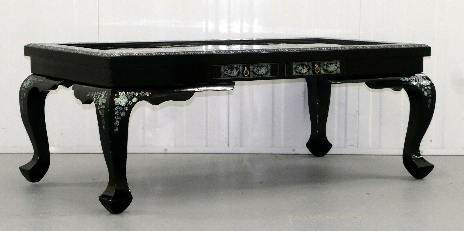 Table basse chinoise du 20e siècle en laque noire et incrustations de nacre en vente 3