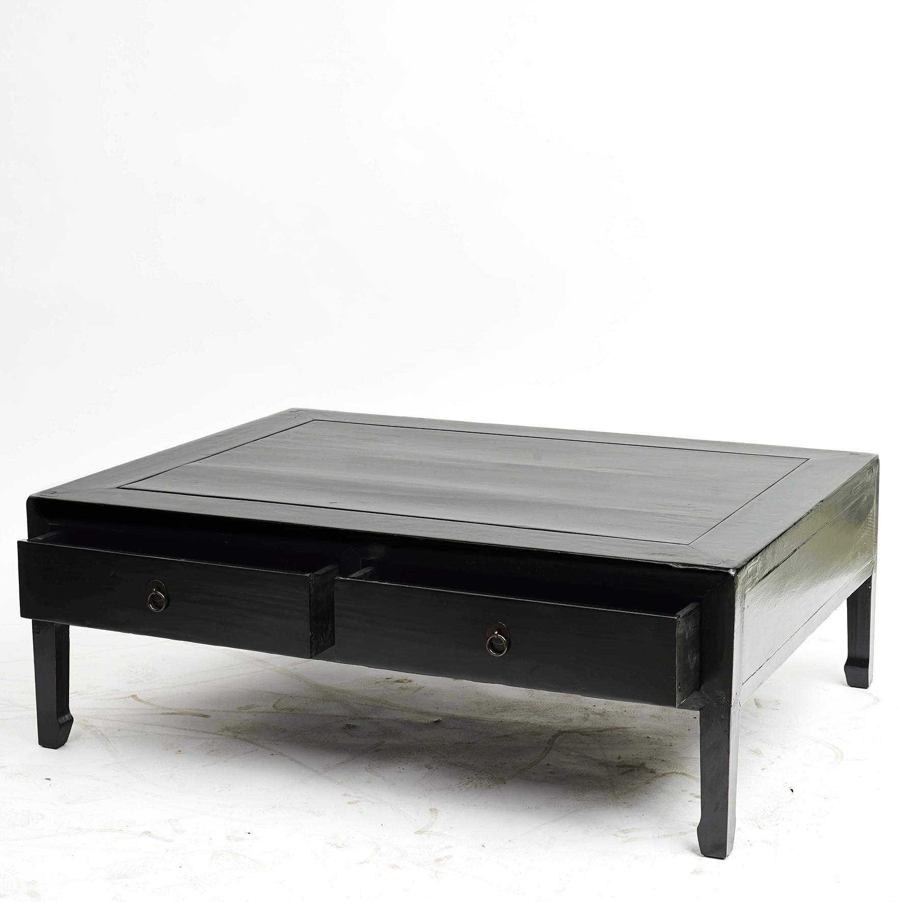 Coffee table in black lacquer with 4 drawers (2 on each side).
Frame around tabletop (floating panel construction), allowing the wood to shrink or swell without destroying the surrounding joinery during seasonal changes in humidity.
Jiangsu
