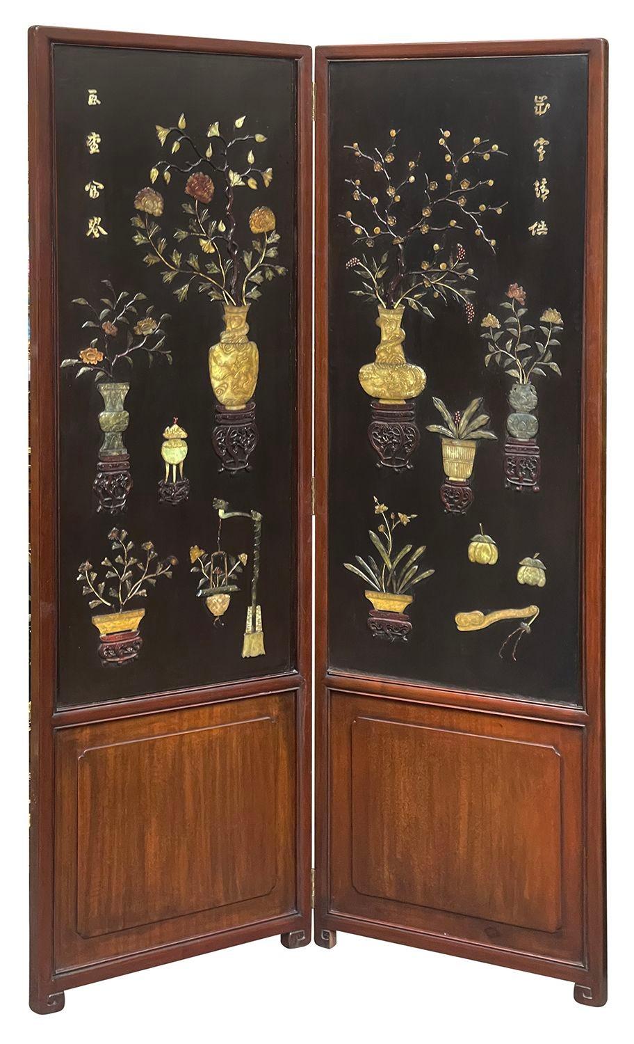 Eine sehr beeindruckende und dekorative chinesische 8 Foldes Leinwand des 19. Jahrhunderts. Jede Tafel zeigt handgeschnitzte klassische Vasen, Ständer und Blumen aus Speckstein auf schwarzem Lackgrund, die in Hartholzrahmen montiert sind.

Charge 78
