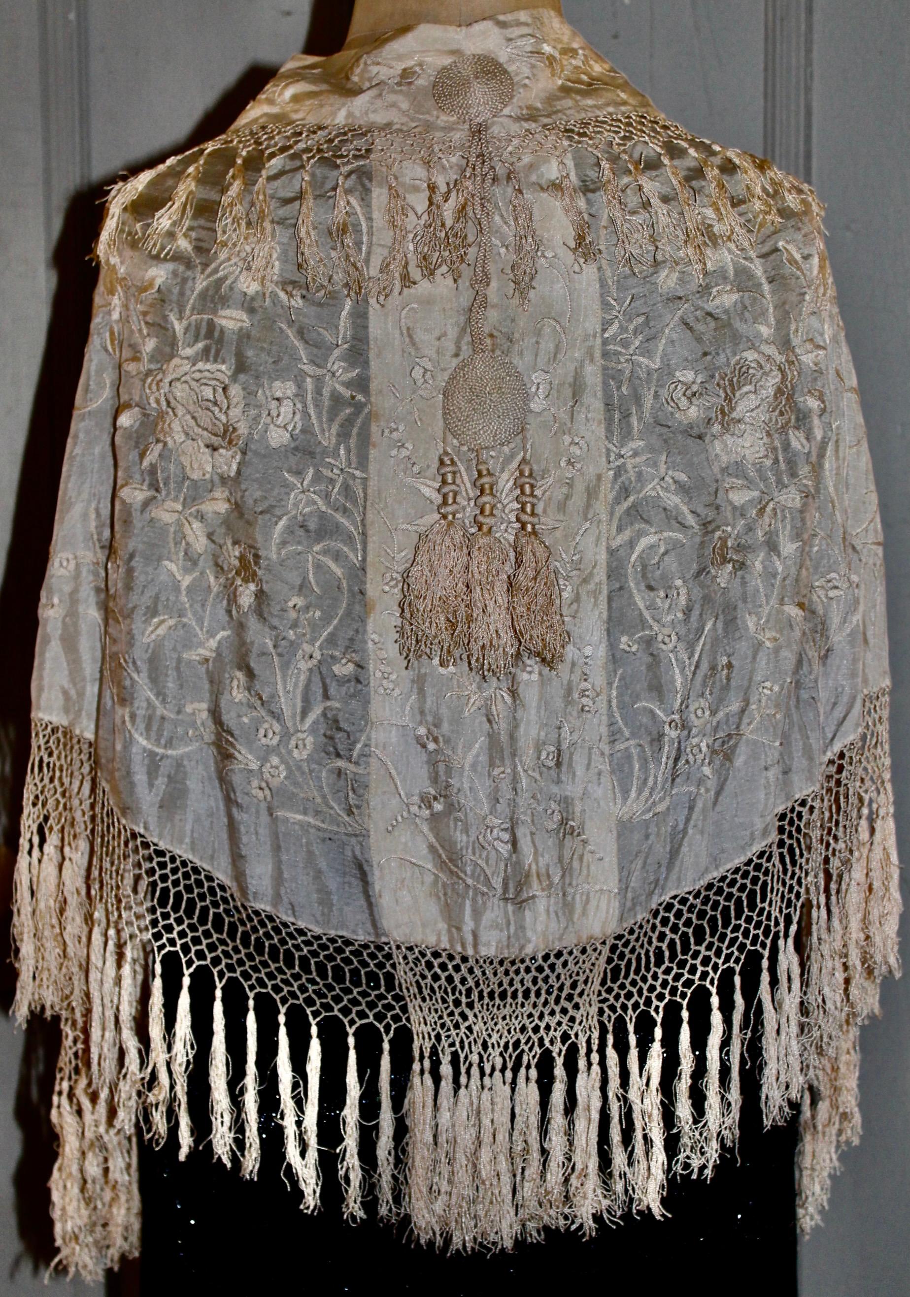 Chinese !9th Century Silk Embroidered Wedding Shawl For Sale 2