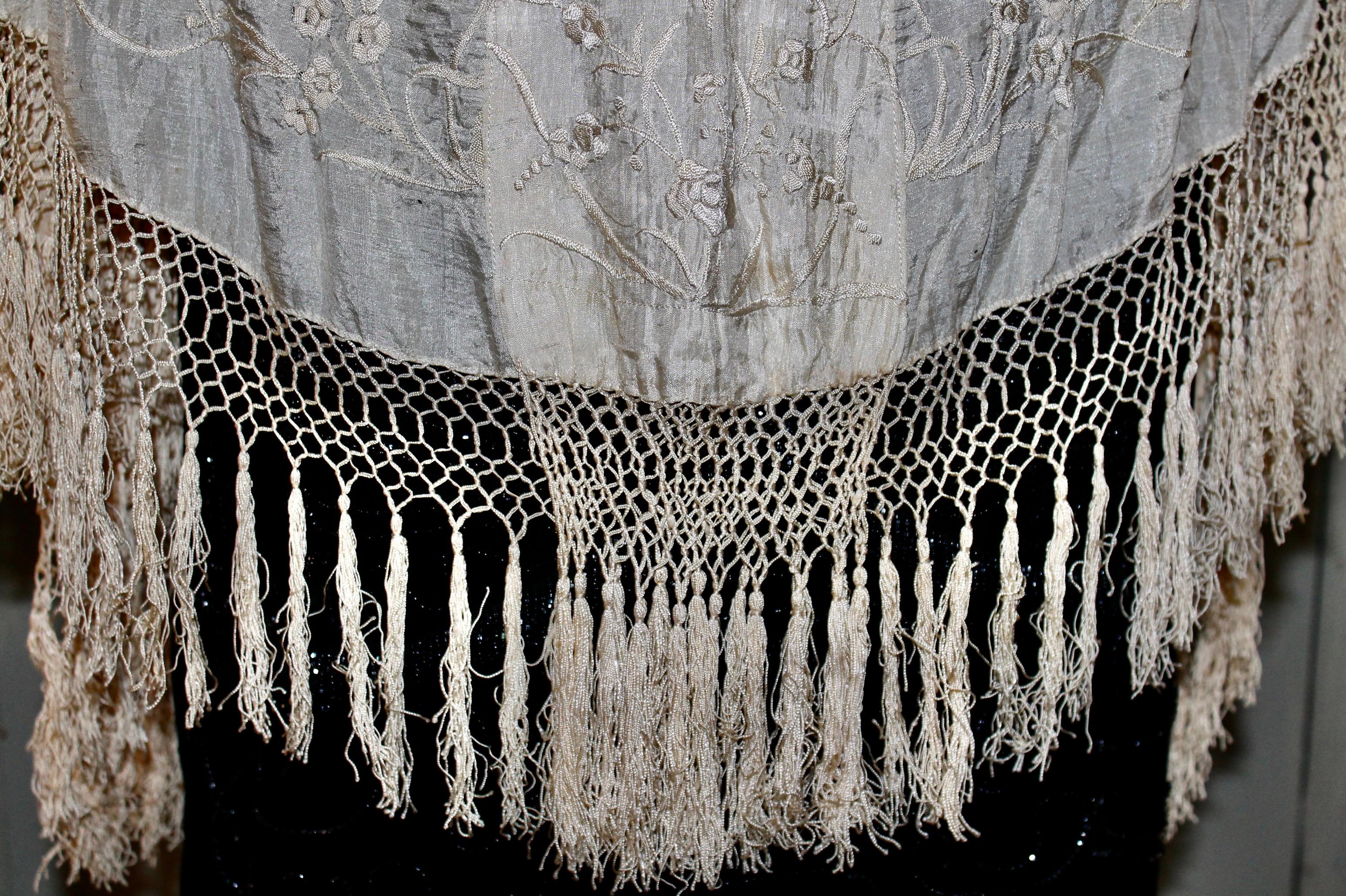 Chinese !9th Century Silk Embroidered Wedding Shawl For Sale 3