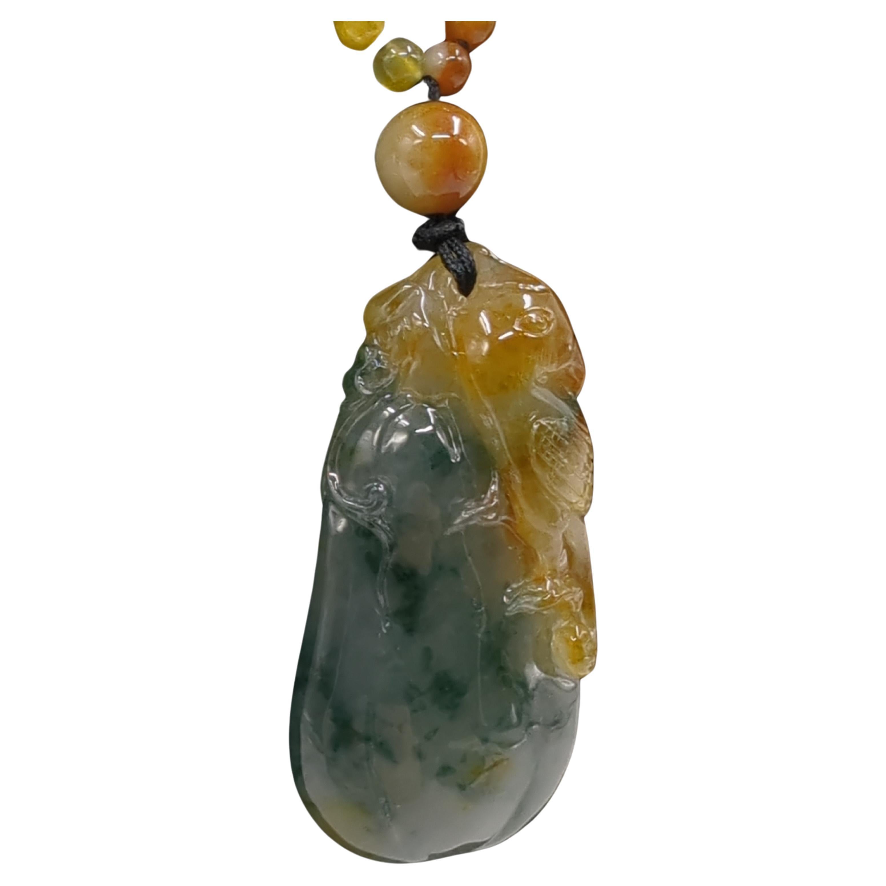 Pendentif perroquet en jadéite chinoise de qualité A finement sculptée sur collier de perles 21