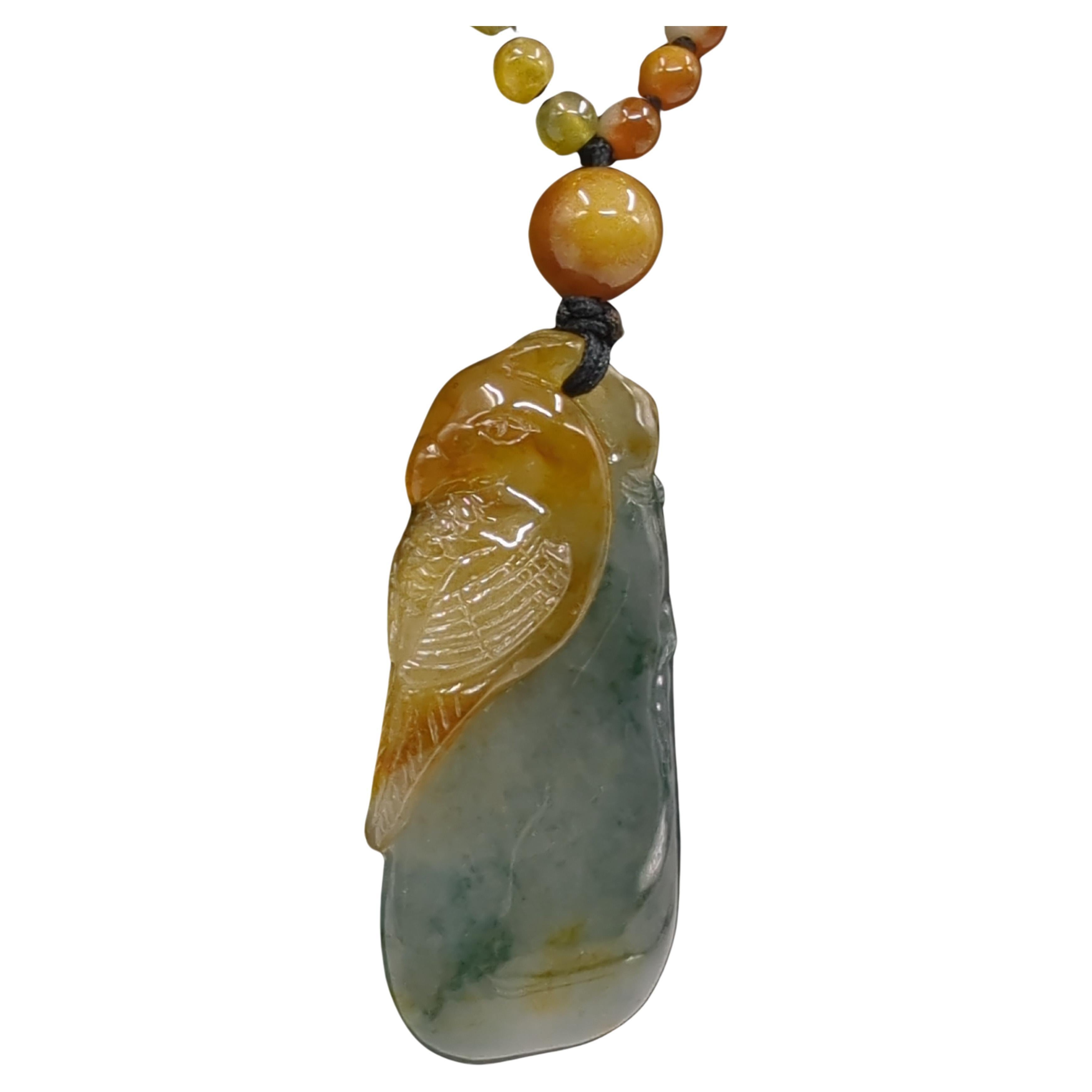 Pendentif perroquet en jadéite chinoise de qualité A finement sculptée sur collier de perles 21". en vente