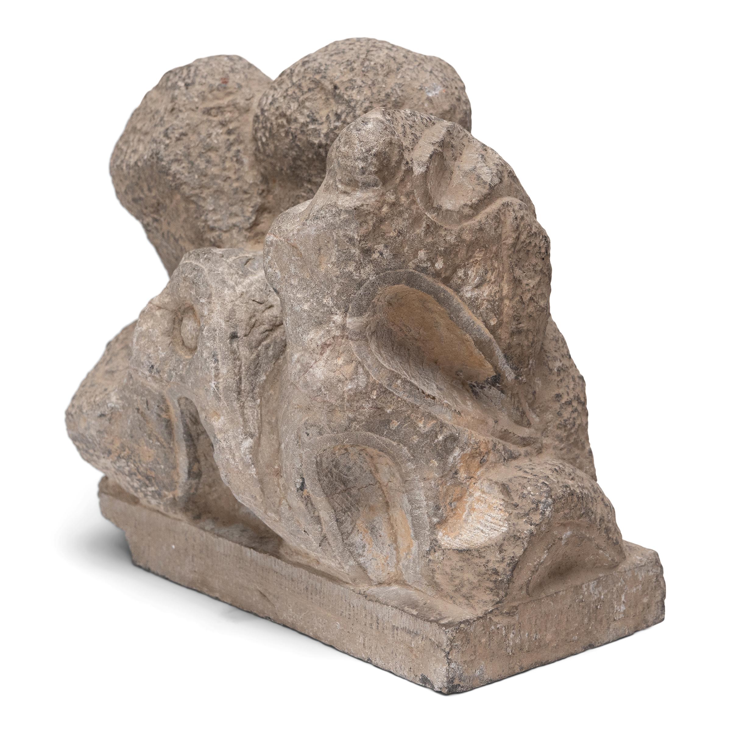 Esta curiosa talla data de finales de la dinastía Qing (1644 a 1911), cincelada en piedra caliza maciza con una forma abstracta y zoomorfa. La escultura de piedra, posiblemente un remate arquitectónico, tiene contornos curvos y detalles evocadores