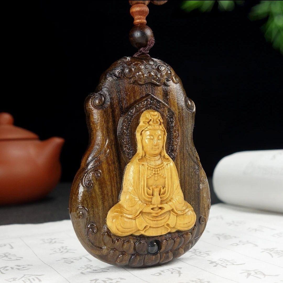 20ième siècle Collier de perles en bois d'agar sculpté de bouddha en Chine en vente