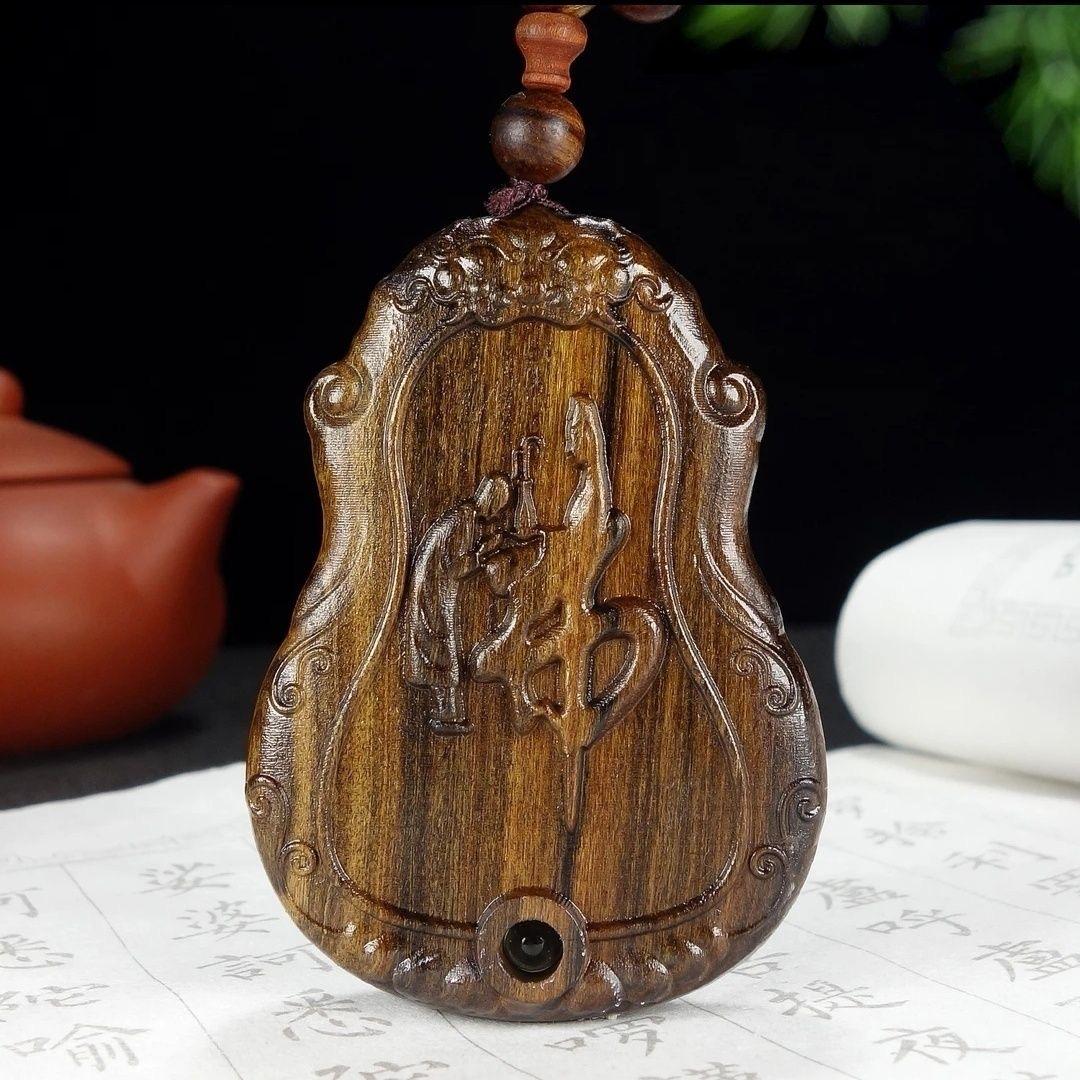 Bois Collier de perles en bois d'agar sculpté de bouddha en Chine en vente
