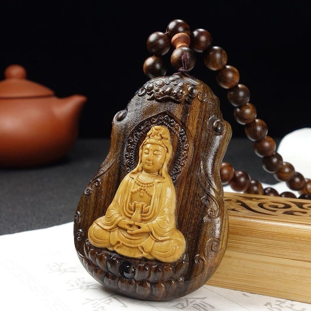 Collier de perles en bois d'agar sculpté de bouddha en Chine en vente 1