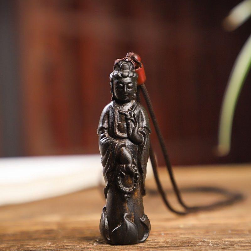 Ciondolo di Buddha in piedi con intaglio in legno di agar, fatto a mano.

Eleganza spirituale con questo ciondolo a forma di Buddha in piedi con intaglio in legno di agar, finemente lavorato. Scolpito a mano in legno naturale di agar, noto per la