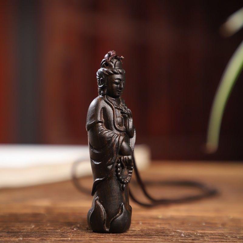 XX secolo Scultura cinese in legno di agar, statua di Buddha in piedi, ciondolo in vendita