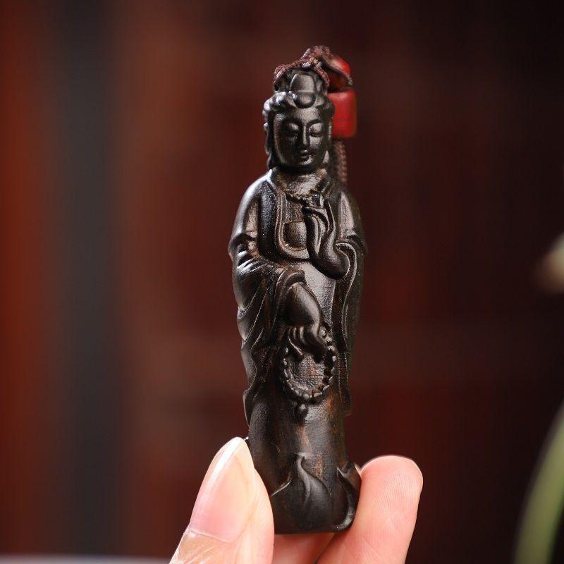 Scultura cinese in legno di agar, statua di Buddha in piedi, ciondolo in vendita 1