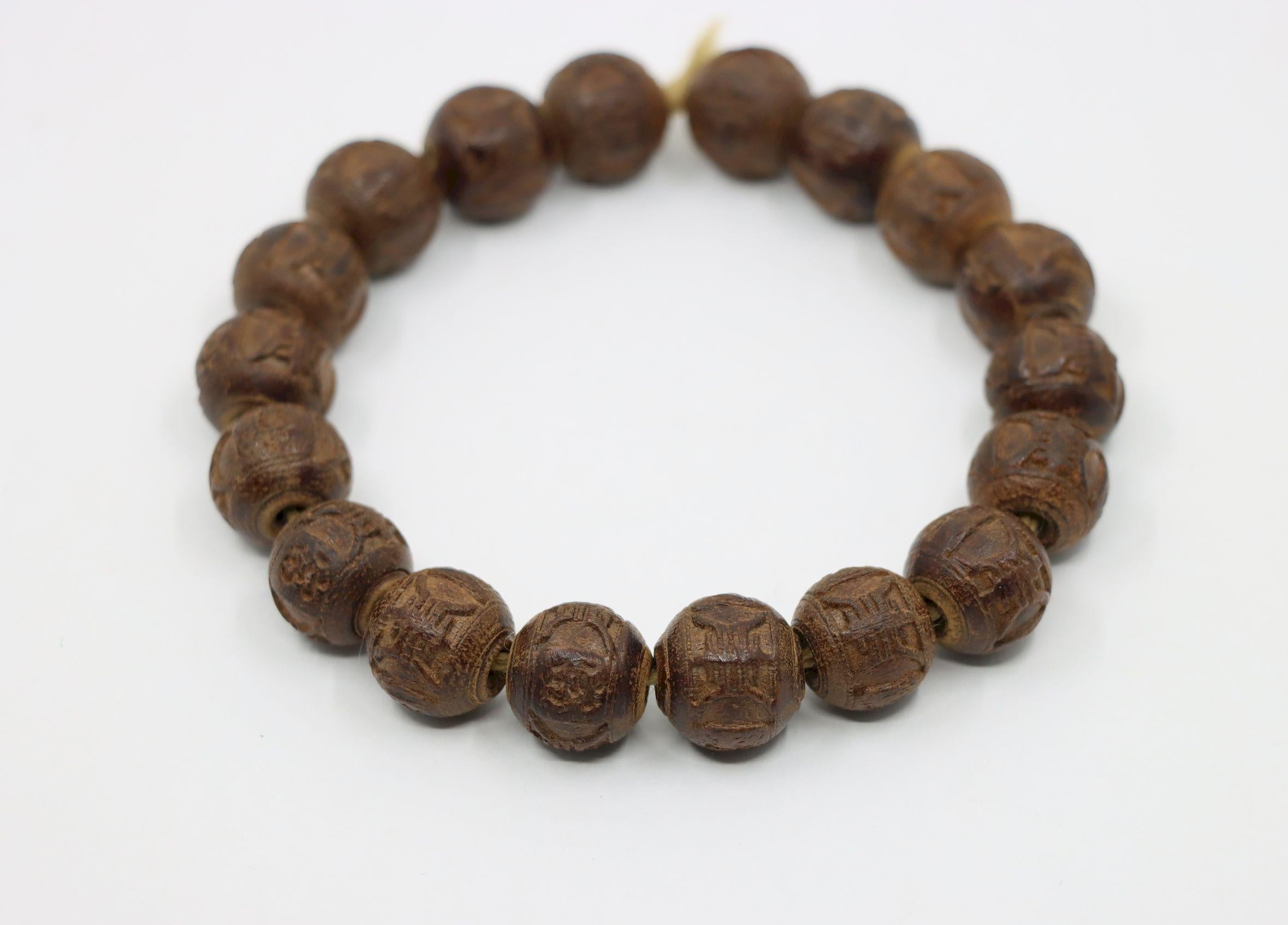 Bracciale con perline incise in legno di agar cinese

Dimensioni approssimative:
22 cm (lunghezza) 
1,5 cm (larghezza)
31,0 grammi di peso.