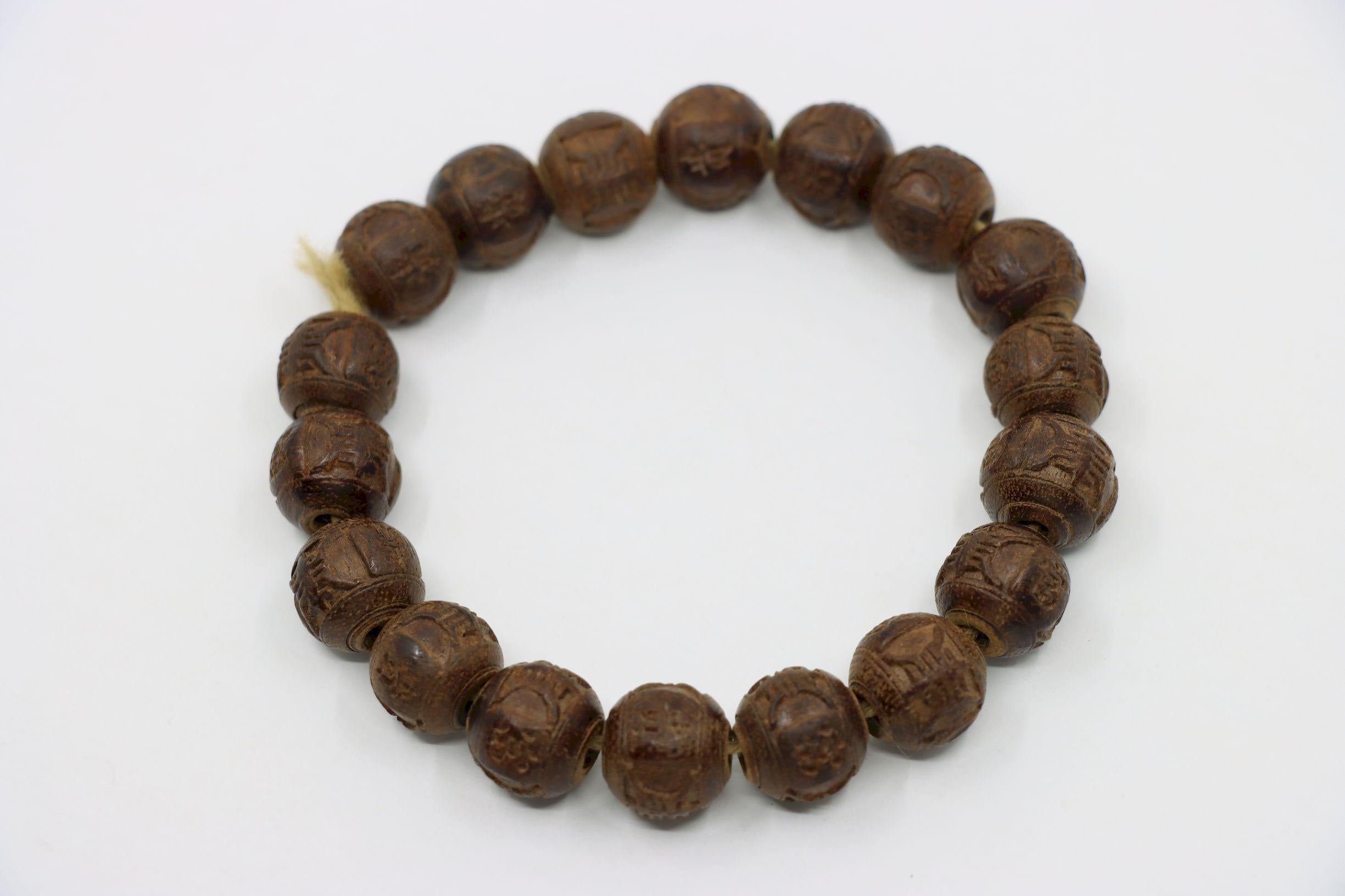 Bracciale con perline incise in legno di agar cinese In condizioni buone in vendita a Flushing, NY