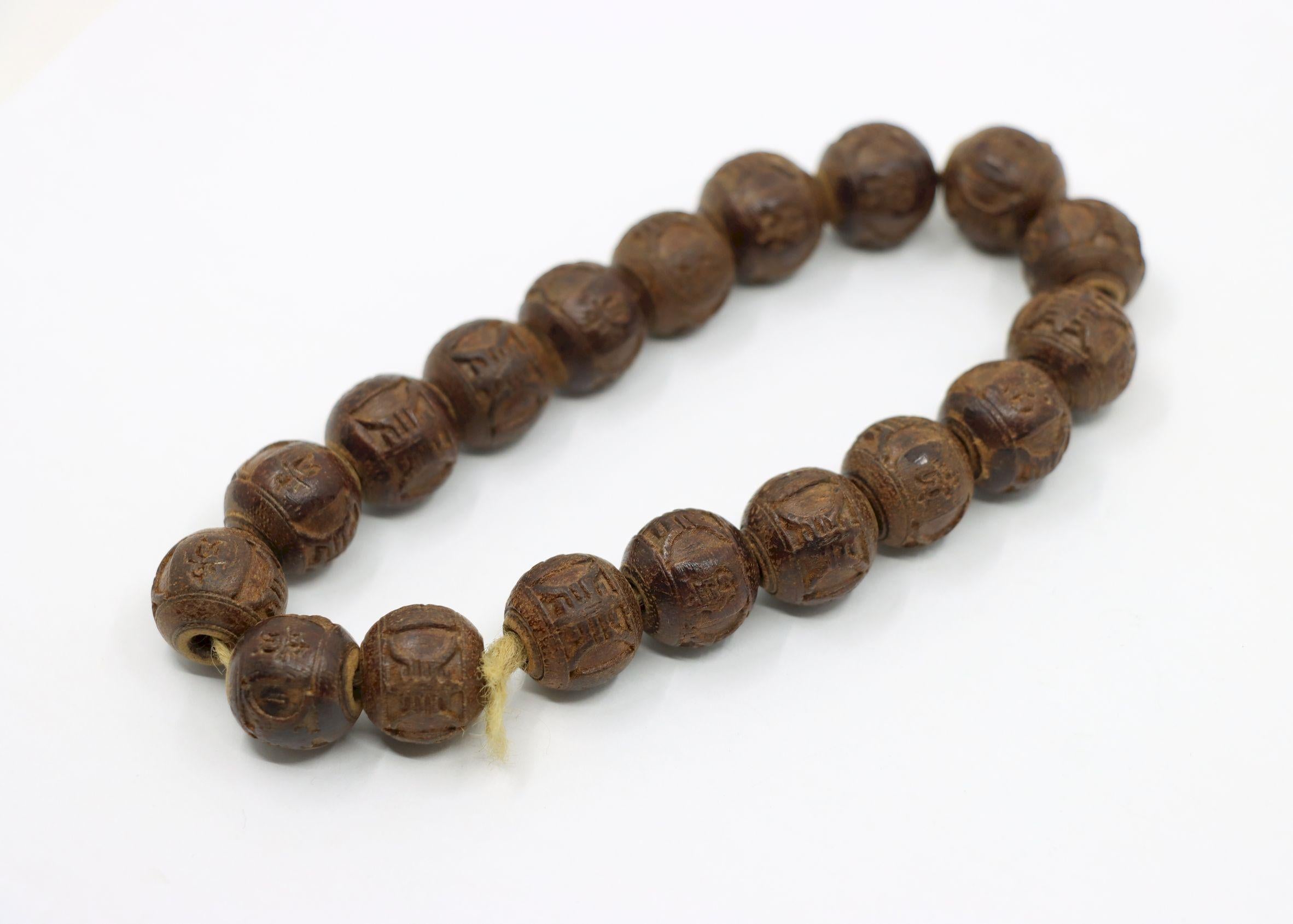 Bracciale con perline incise in legno di agar cinese in vendita 2