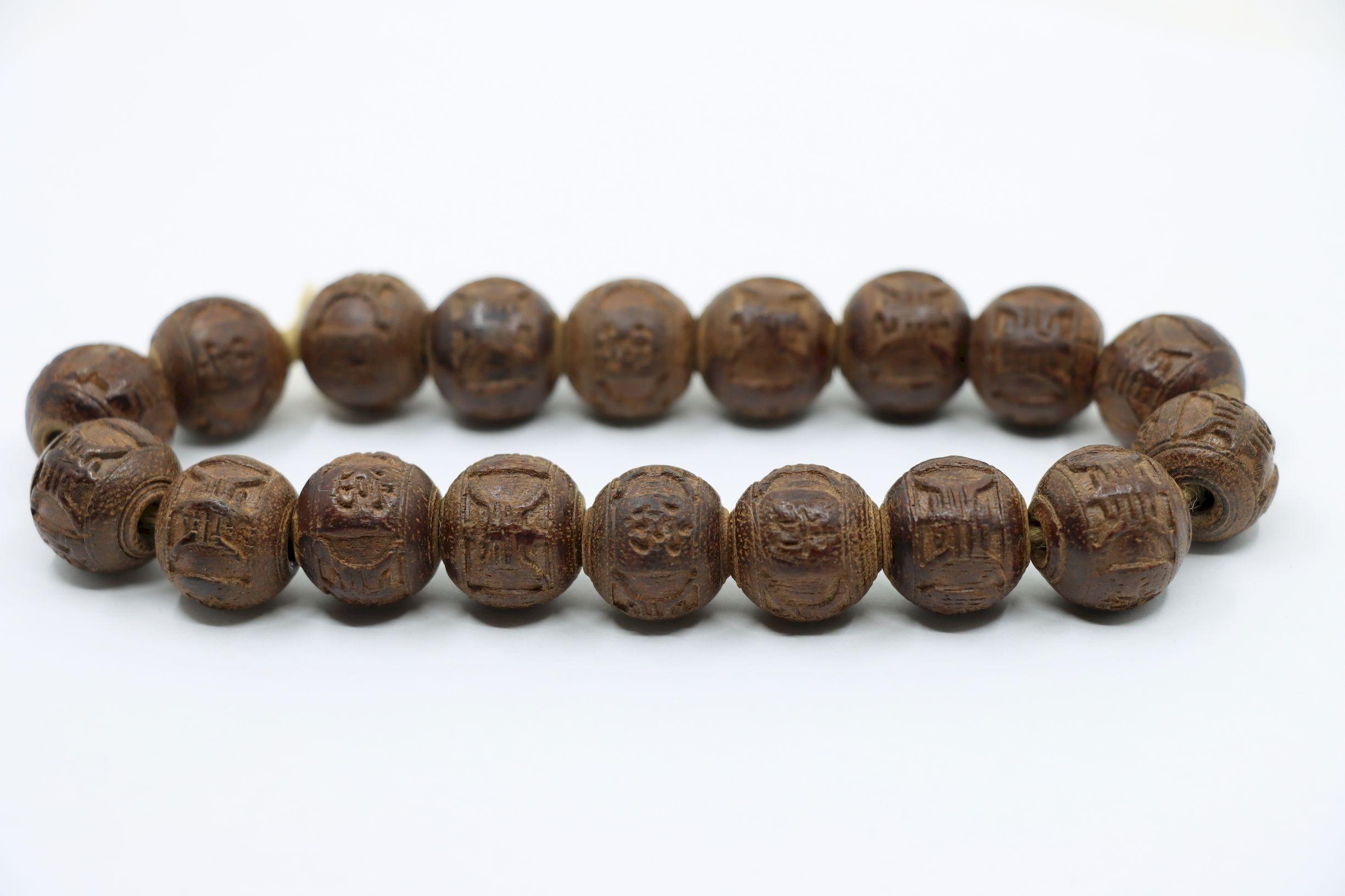 Bracciale con perline incise in legno di agar cinese in vendita 3