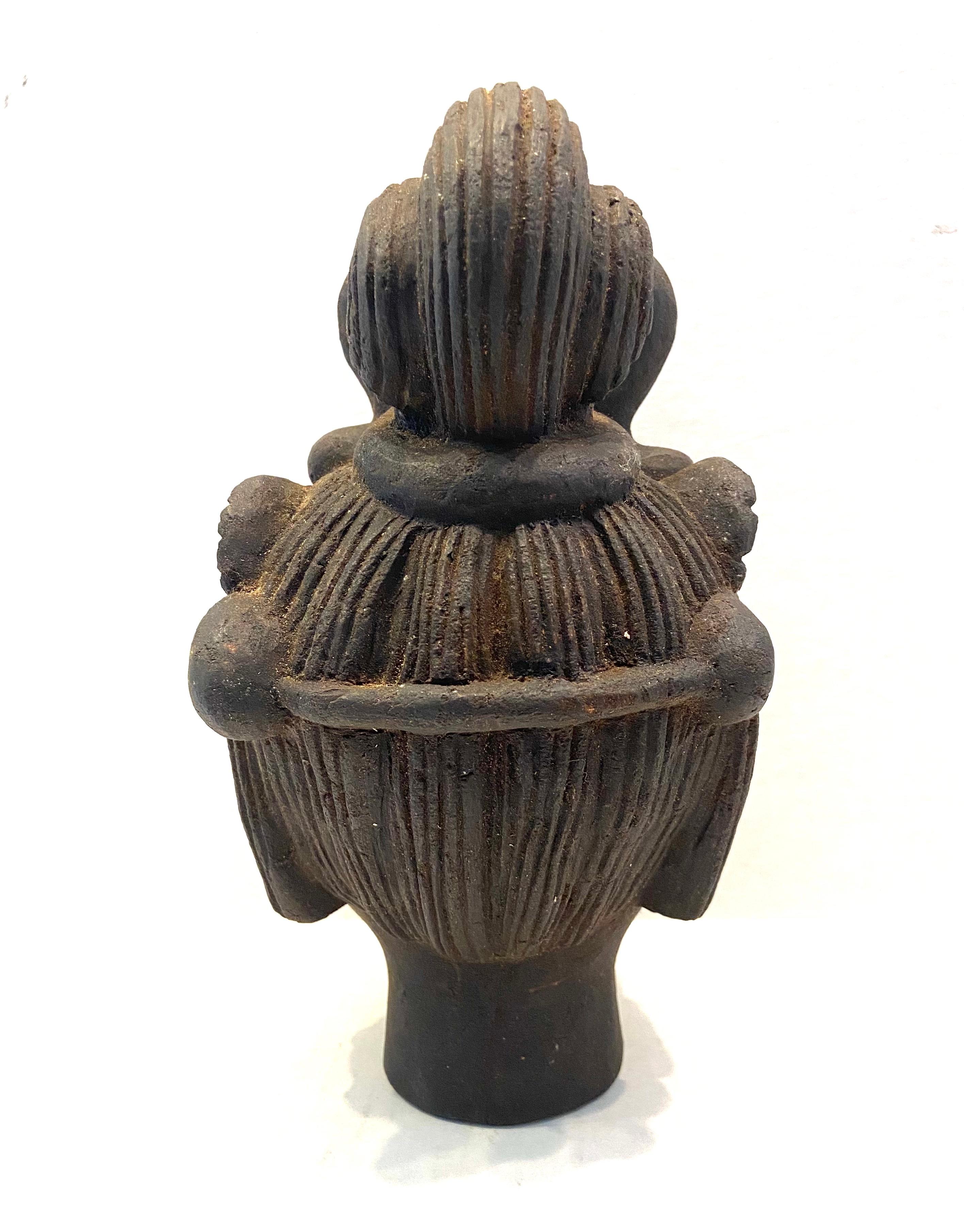 Testa di Guan Yin cinese in legno di agar, policromia nera. XX secolo.
L'agarwood è un legno resinoso scuro e profumato utilizzato per incensi, profumi e sculture. Una delle ragioni principali della relativa rarità e del costo elevato dell'Agarwood