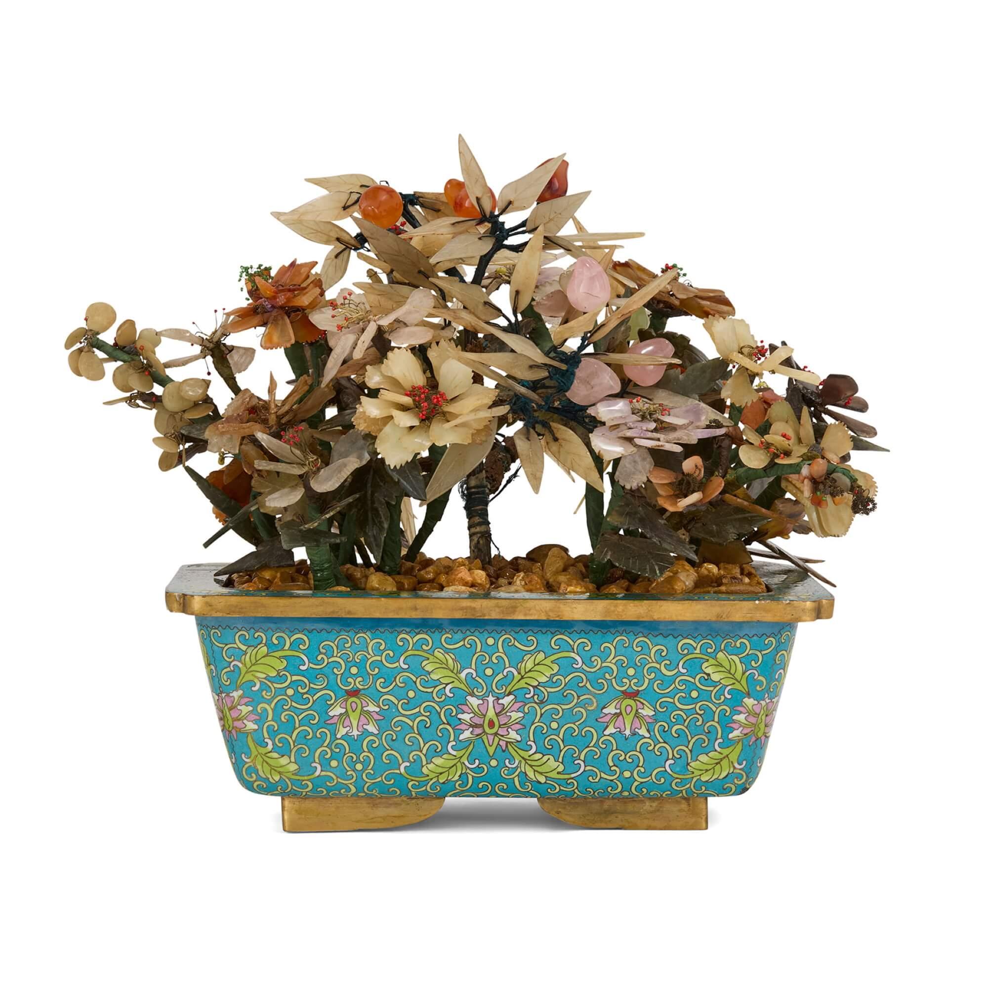 Modèle chinois en agate, jade et quartz rose dans un pot en émail cloisonné
Chinois, 20e siècle 
Hauteur 28cm, largeur 37cm, profondeur 25cm

Fabriqué en Chine au XXe siècle, ce modèle de fleur délicate incarne la tradition chinoise séculaire de la