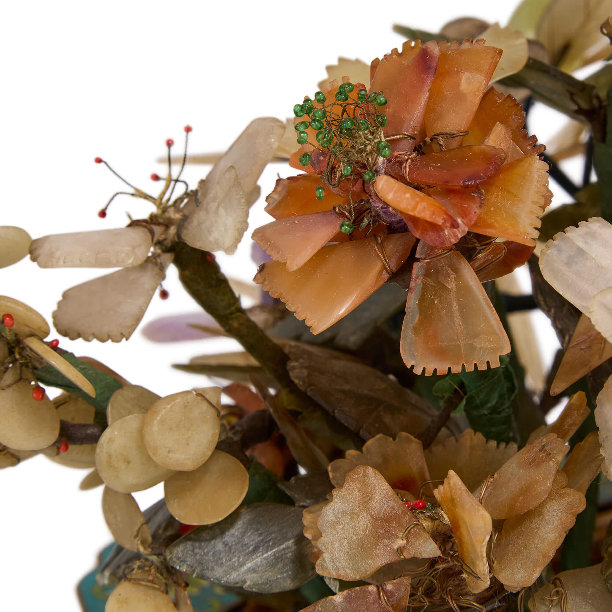 Modèle de fleur en agate chinoise, jade et quartz rose dans un pot en émail cloisonné Bon état - En vente à London, GB