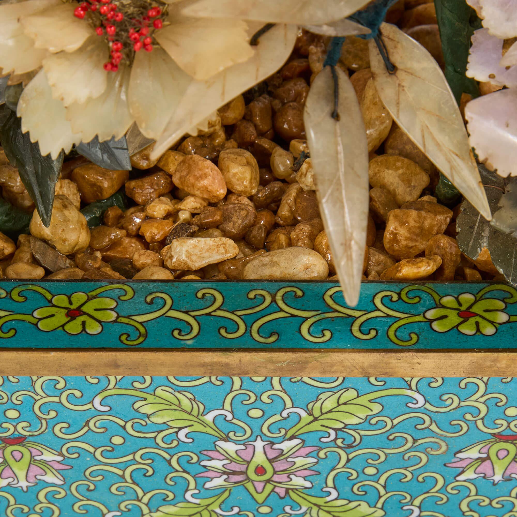 Métal Modèle de fleur en agate chinoise, jade et quartz rose dans un pot en émail cloisonné en vente