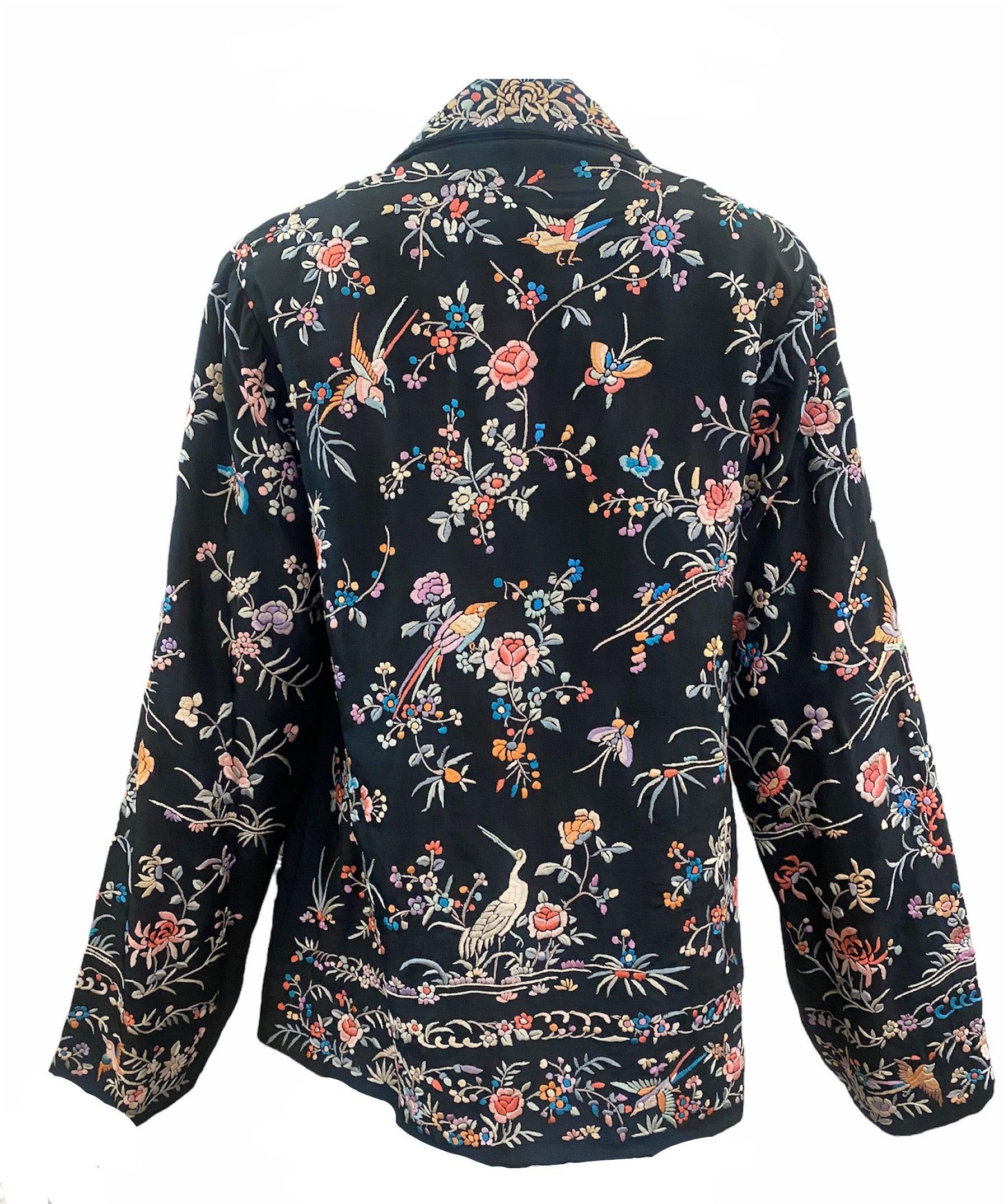 Incroyable veste des années 1920. Veste chinoise en soie noire densément brodée, probablement destinée à l'exportation.  Magnifique travail de broderie à la main. Entièrement doublé, il se ferme par un simple bouton. Petite déchirure à la
