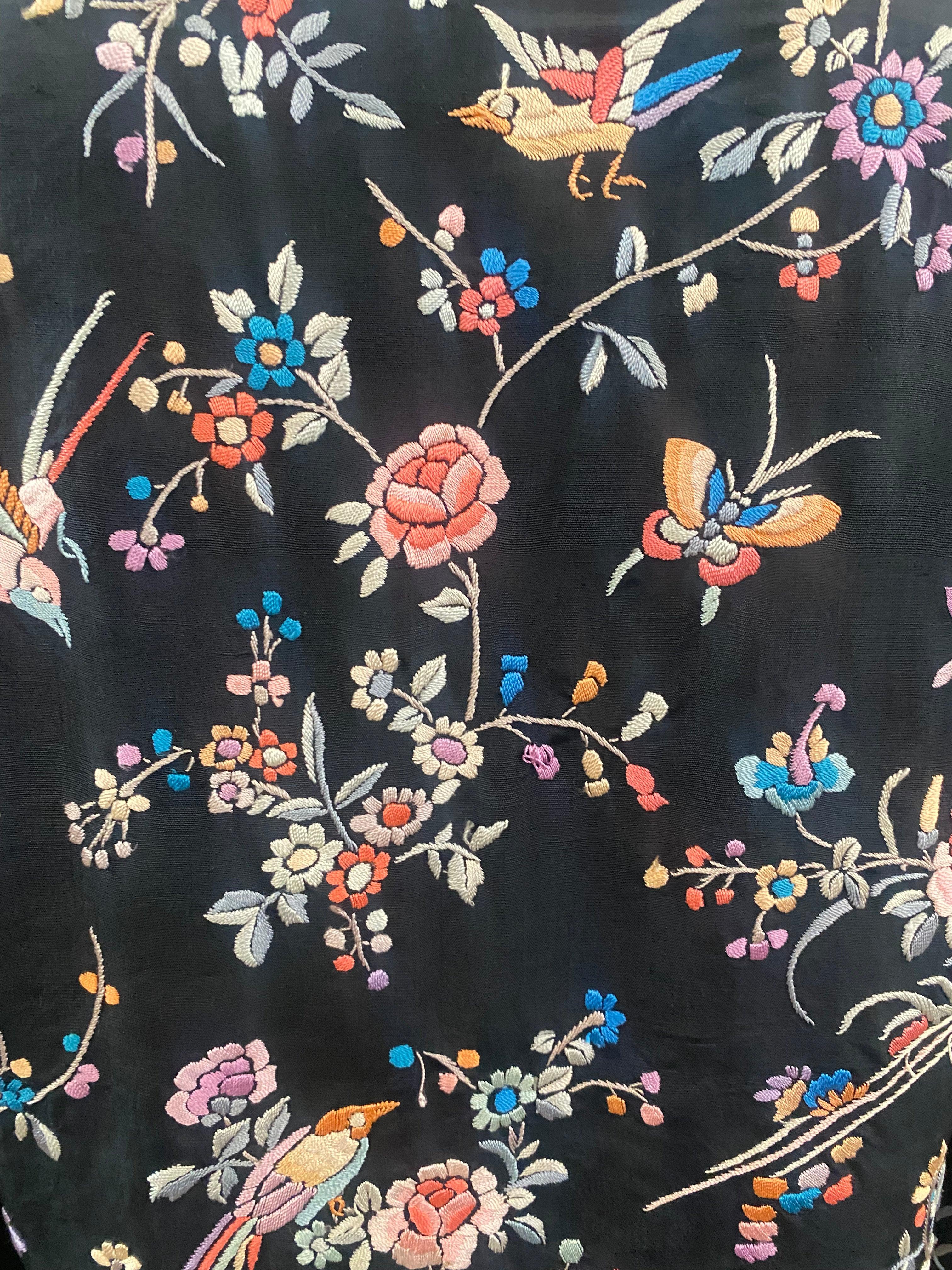 Noir Veste chinoise en soie brodée à la main, multicolore, années 1920 en vente
