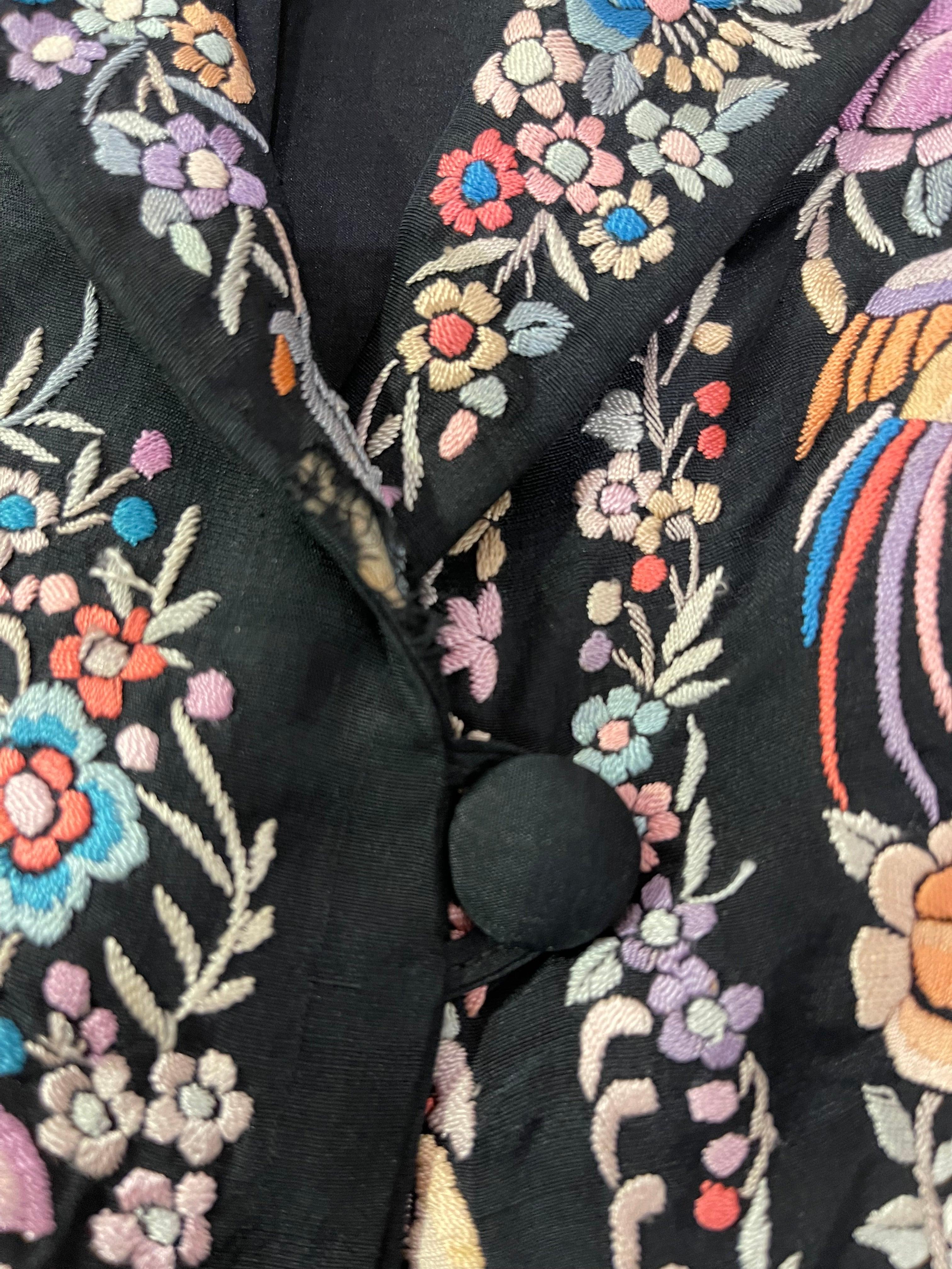 Veste chinoise en soie brodée à la main, multicolore, années 1920 Excellent état - En vente à Los Angeles, CA