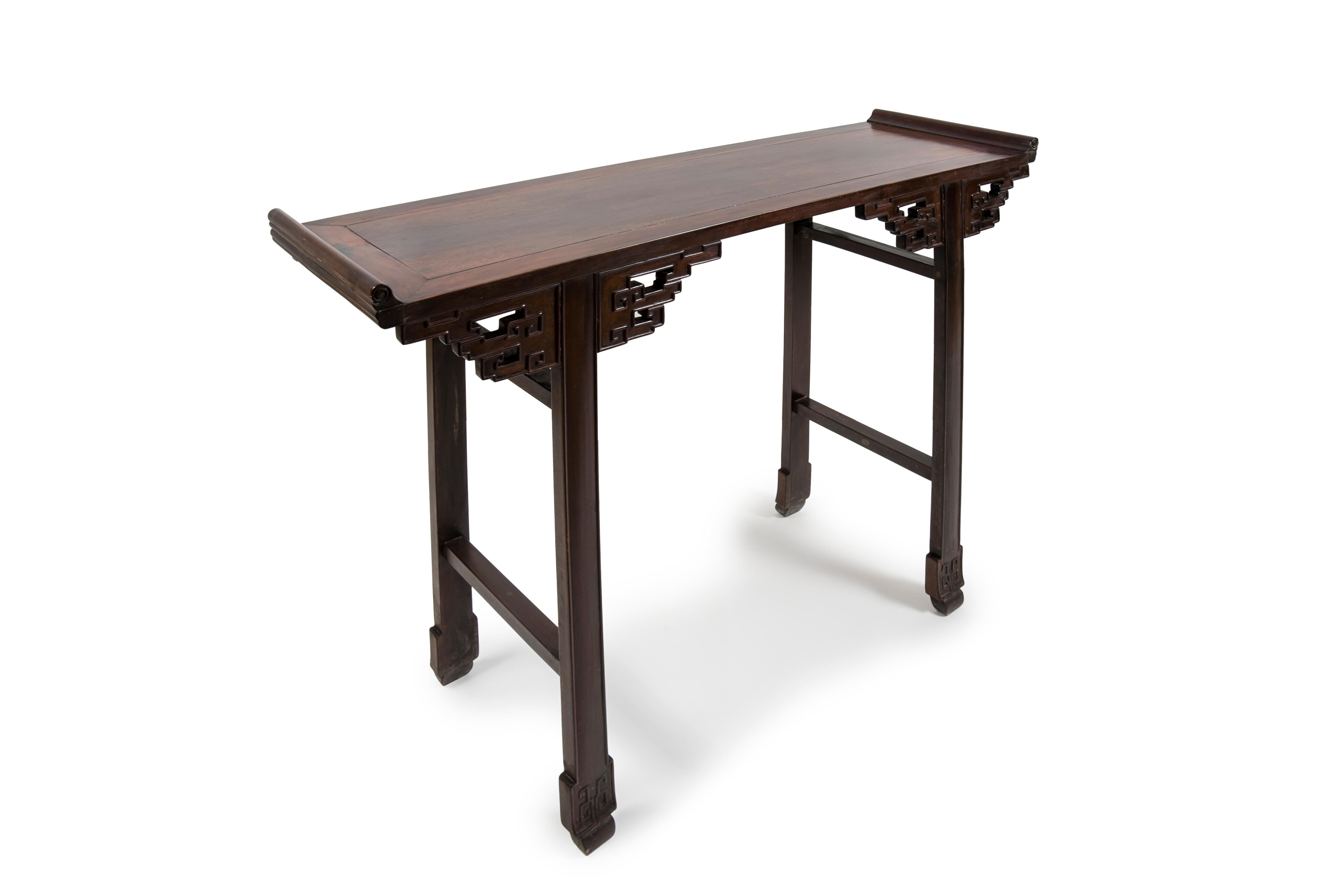 Altar o consola china de madera exótica Tallado a mano en venta