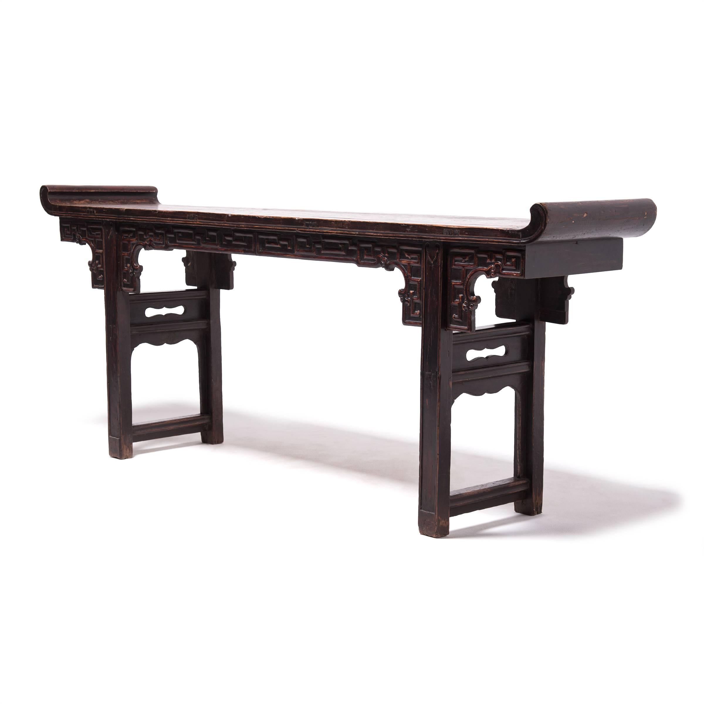 Qing Table d'autel chinoise avec extrémités en éventail, vers 1800 en vente