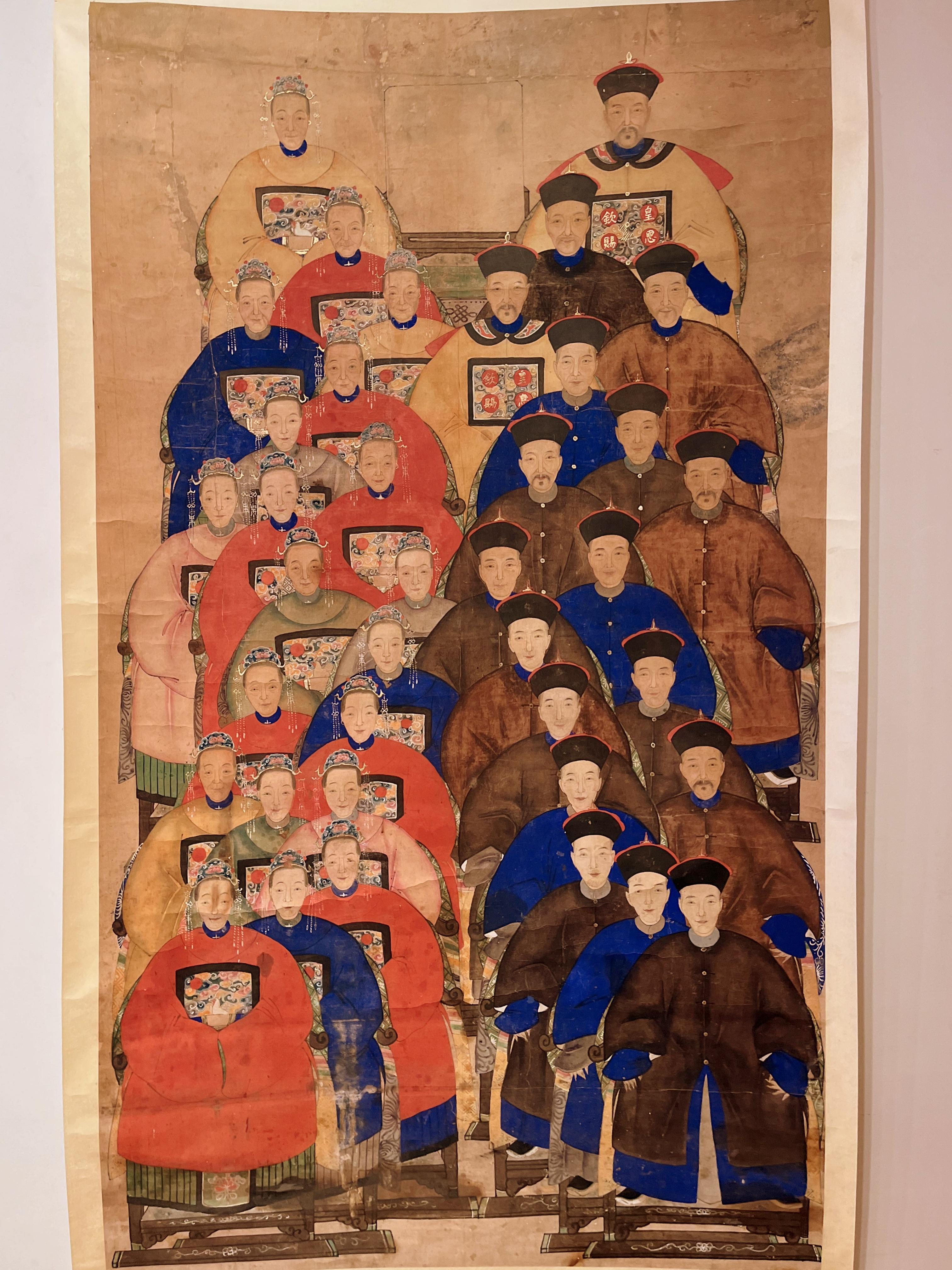 Qing Peinture d'anciens ancêtres chinois représentant des générations d'officiers de famille. Peinture de volute en vente