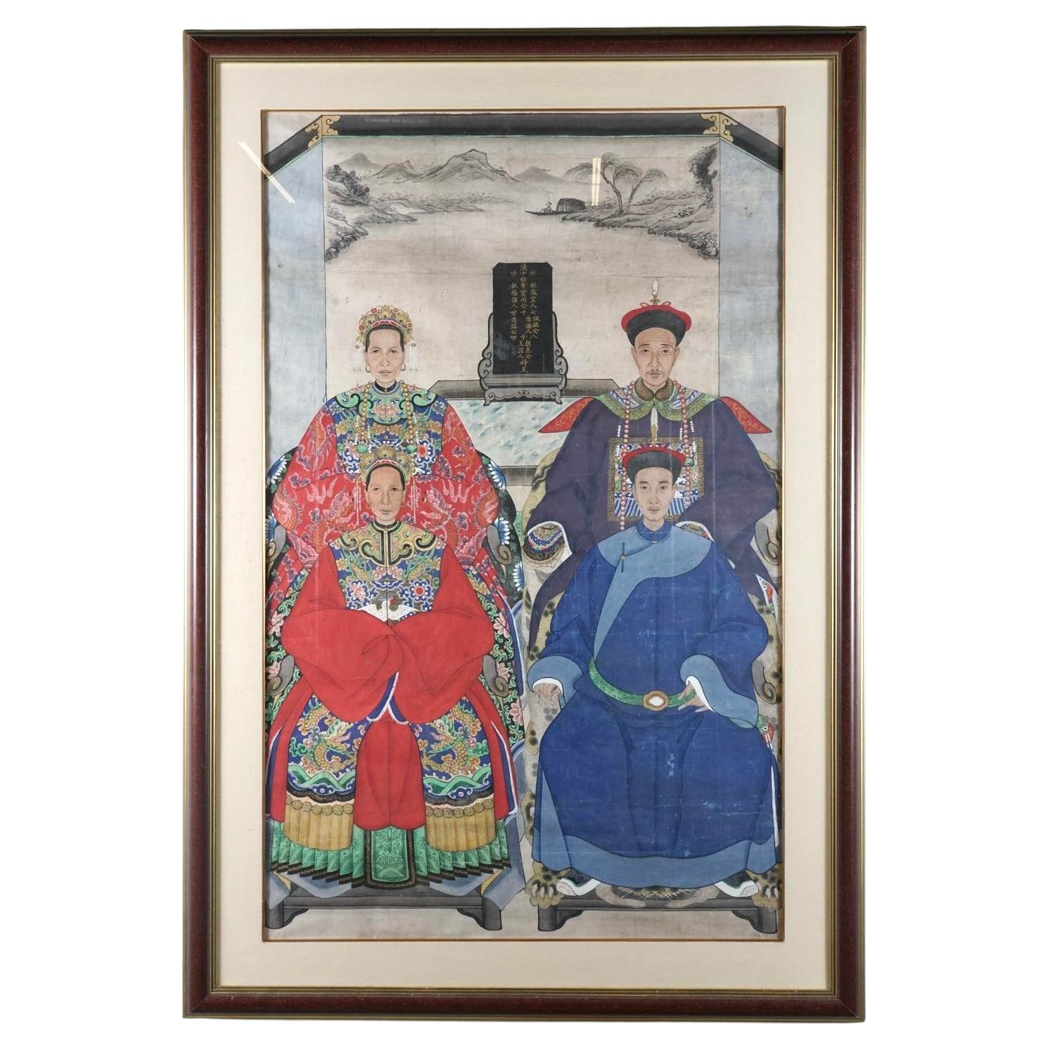 Ritratto ancestrale cinese, guazzo su carta. Il ritratto mostra quattro membri della famiglia, ognuno dei quali indossa abiti con fantasie e colori ricchi. Questo ritratto cinese di anziani della famiglia, realizzato su carta gouache, è