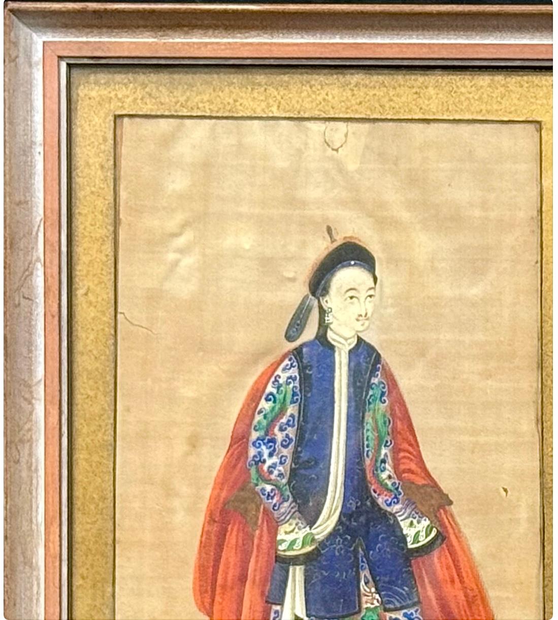 Ritratto ancestrale cinese di un uomo e una donna. Il ritratto mostra un uomo e una donna, ognuno dei quali indossa abiti a fantasia e riccamente colorati. Questo ritratto cinese di anziani della famiglia, realizzato su carta gouache, è